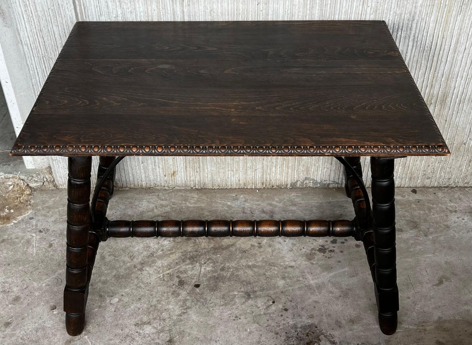 photo for sale Table d'appoint espagnole du XIXe siècle, pieds tournés sculptés et entretoise en bois