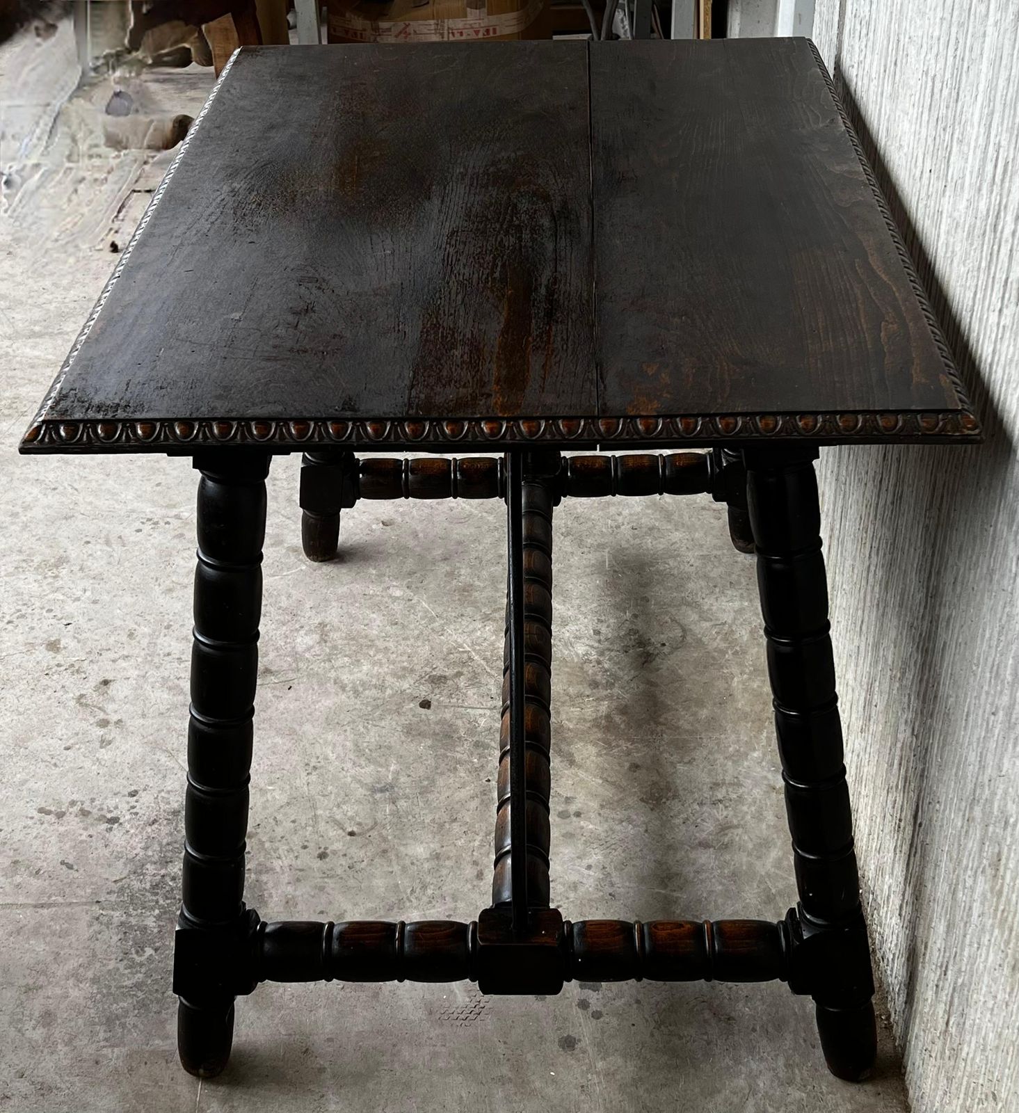 Mobilier Table d'appoint espagnole du XIXe siècle, pieds tournés sculptés et entretoise en bois photo