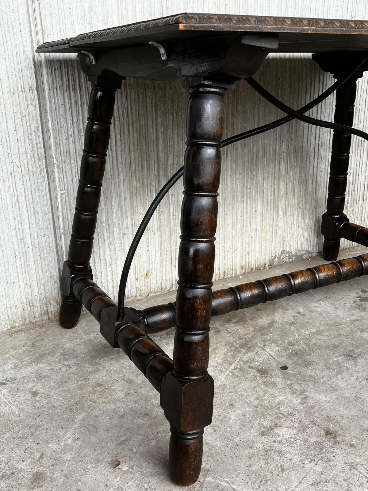 photo buy Table d'appoint espagnole du XIXe siècle, pieds tournés sculptés et entretoise en bois
