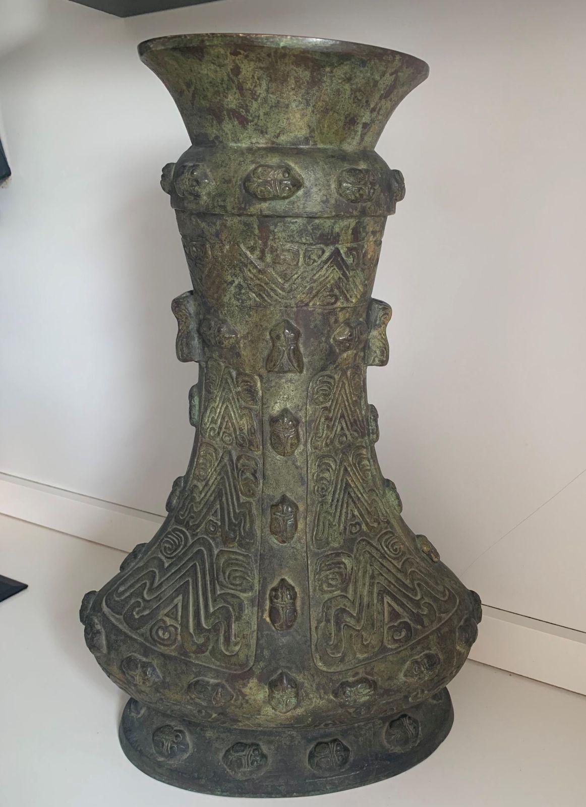 Vase en bronze archaïsant chinois, de style Gu de la dynastie Shang, vers 1900 photo for sale
