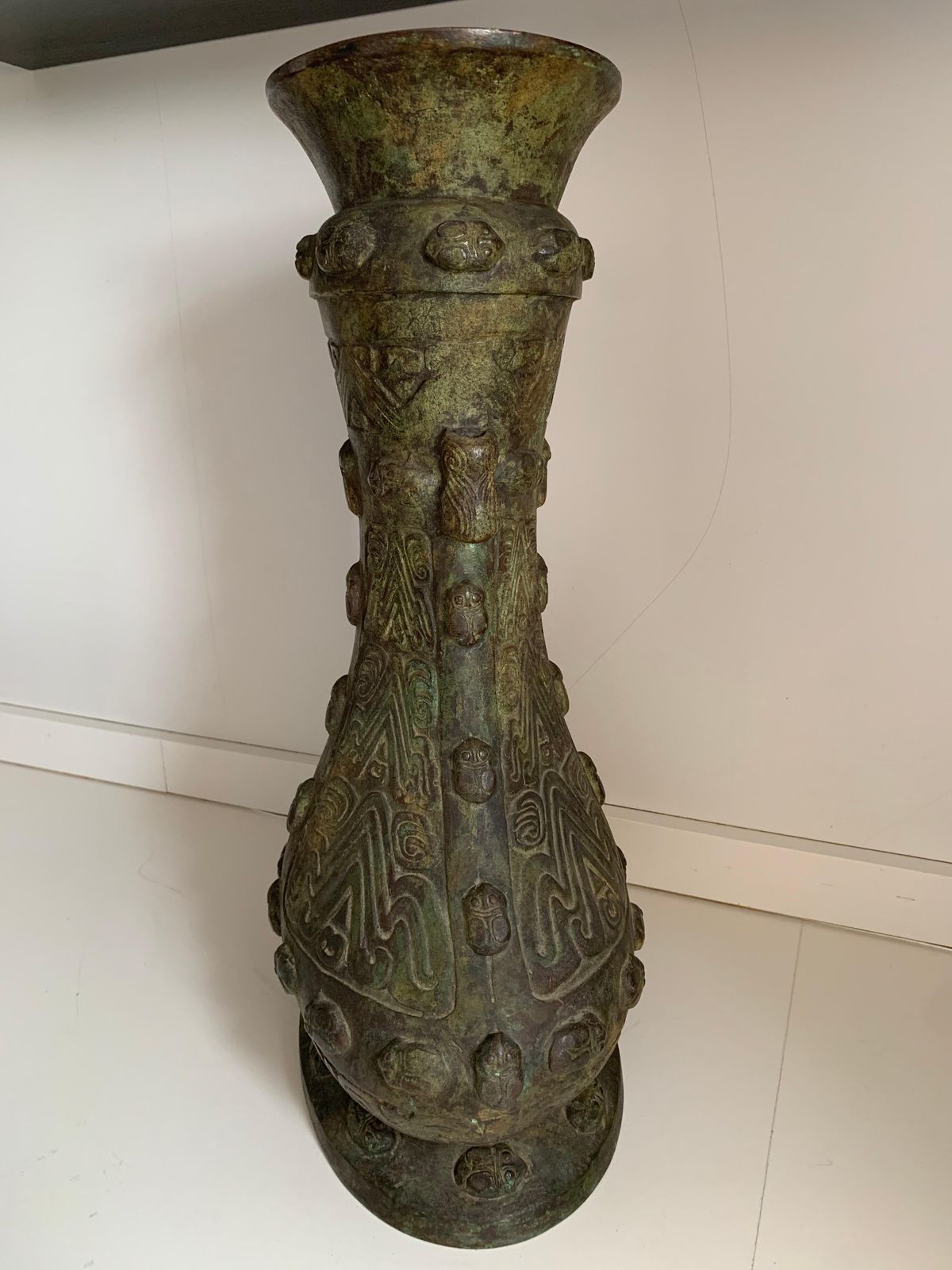 Vase en bronze archaïsant chinois, de style Gu de la dynastie Shang, vers 1900 photo Décoration