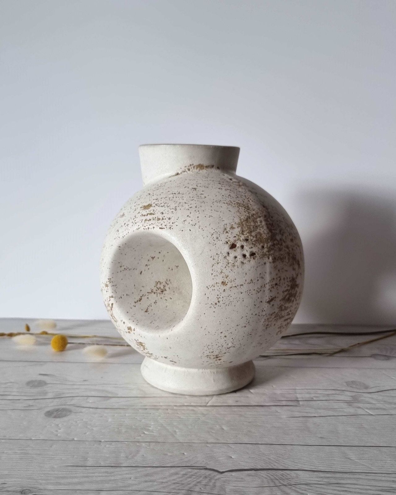 photo furniture Duif Keramiek Sculptural Globe, Statement Jug Vase In Nutmeg Speckled Stoneware Cream Glaze, 1970s