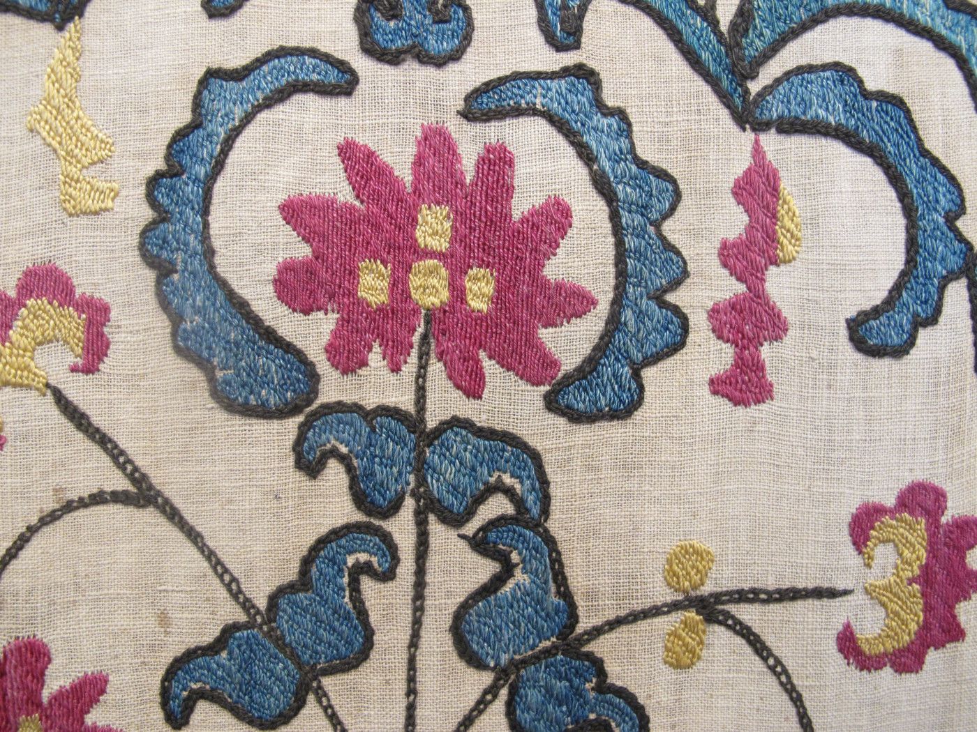 Silk Embroidered Suzani, Circa 1870, 2.70m X 1.60m (8'11" X 5'3") photo vinterior