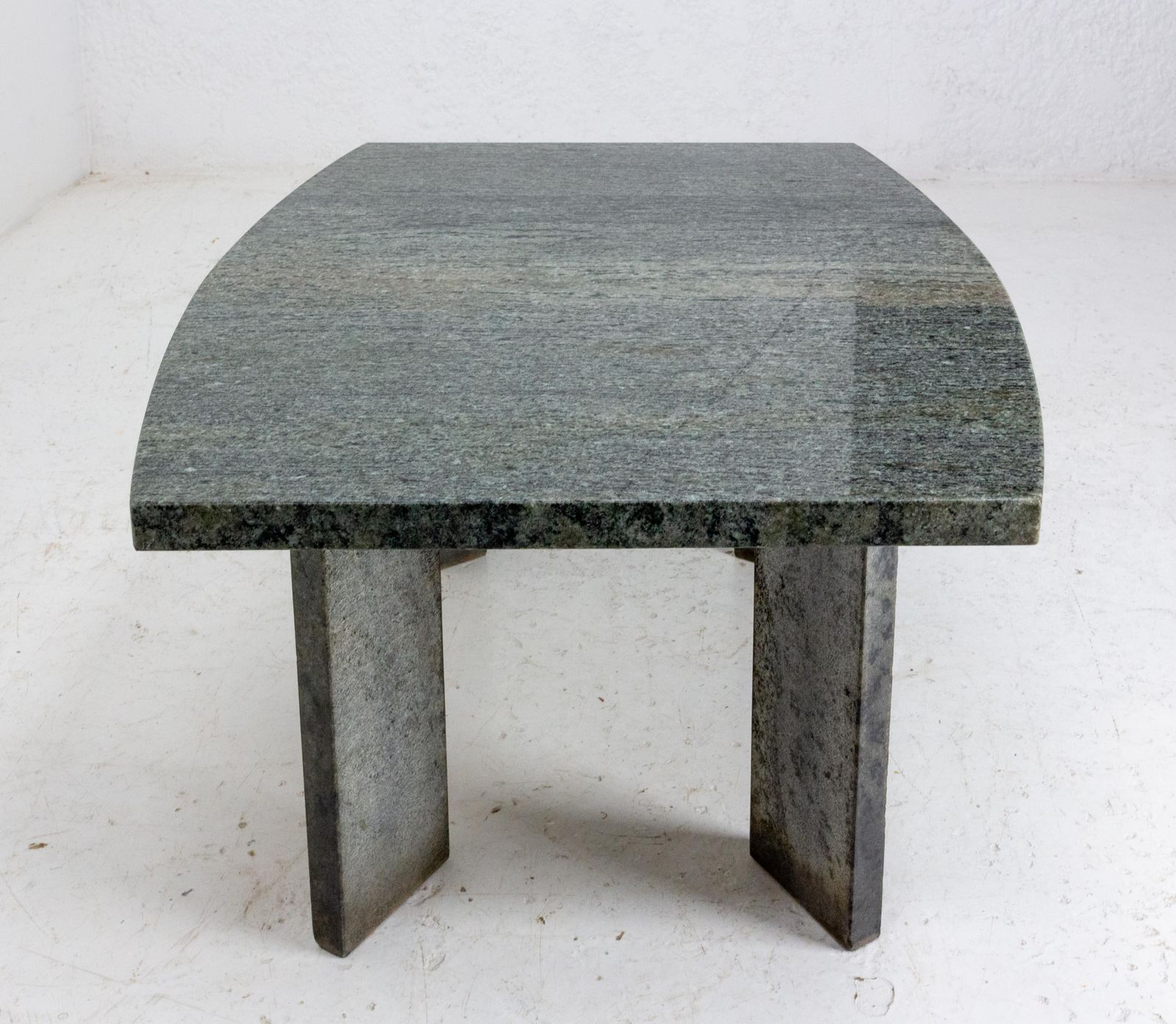 Table basse mid-century modern en granit, vers 1970 photo Mobilier