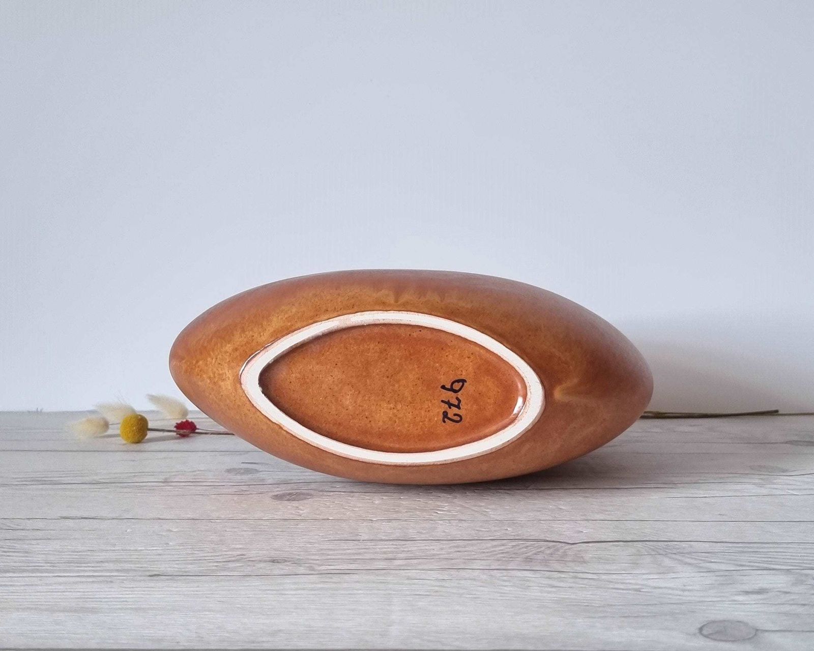 photo vinterior Bertoncello, Mottled Tobacco Tan Glaze, Modernist Crescent Moon Sculptural Planter Vase, 60s 80s