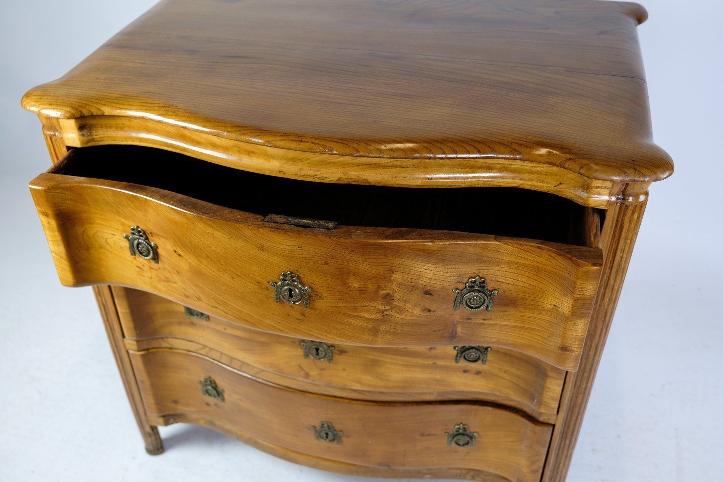 Small Fine Louise Seize Chest Of Drawers In Elm Wood From Copenhagen Around The Period 1780s. photo vinterior