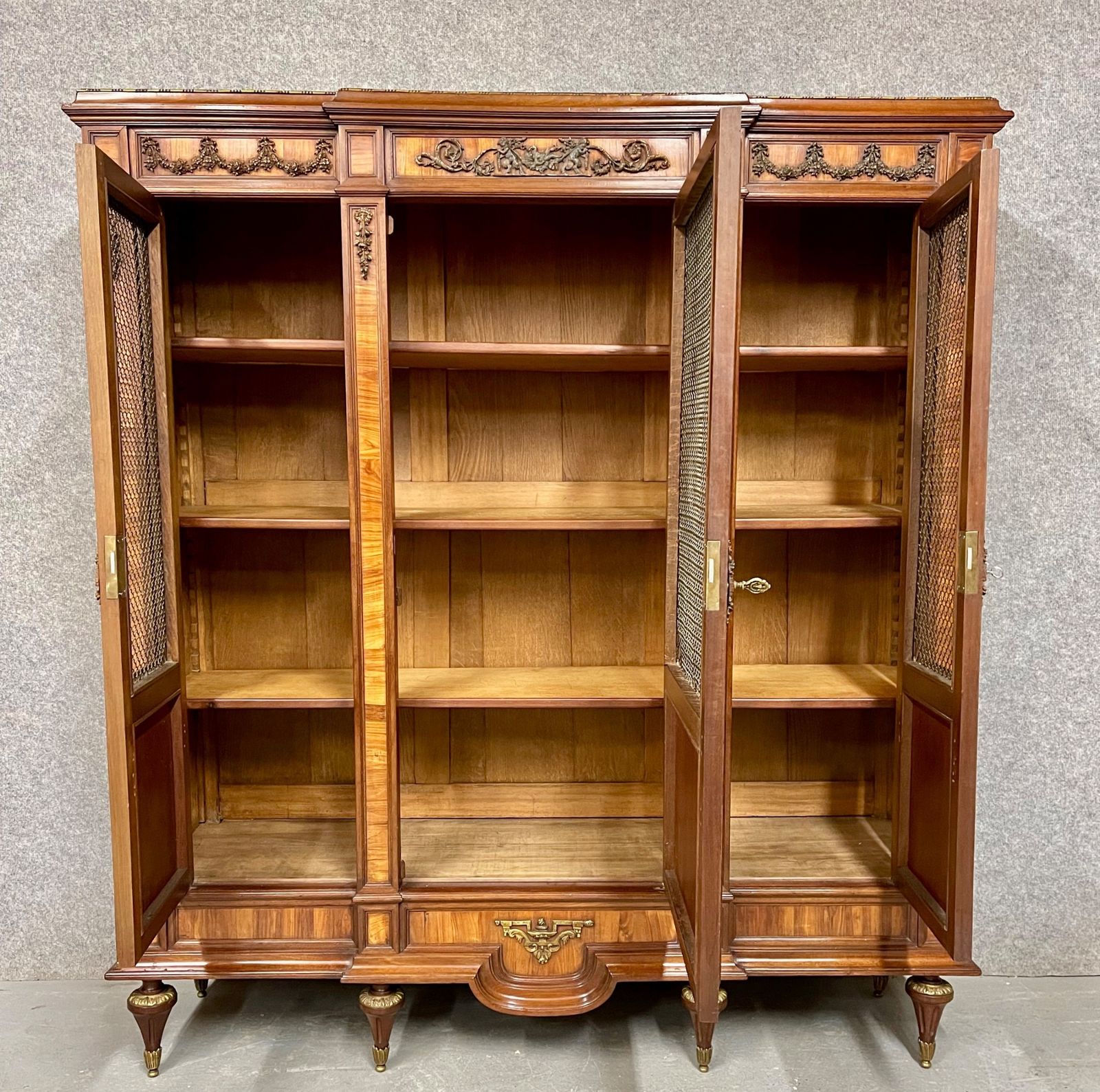 Quality French Kingwood & Mahogany Bookcase photo vinterior
