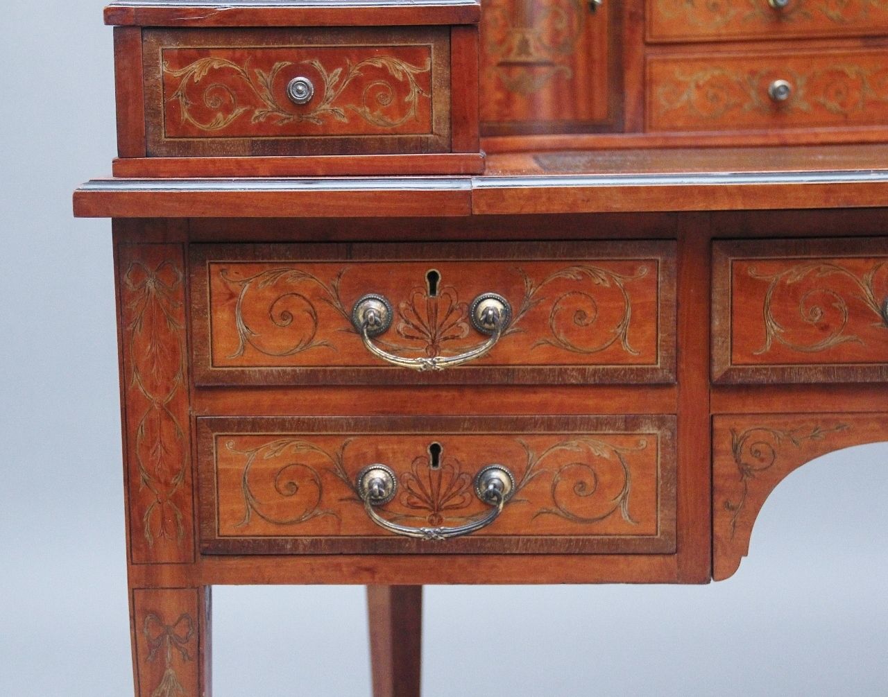 photo vintage 19th Century Satinwood And Inlaid Carlton House Desk