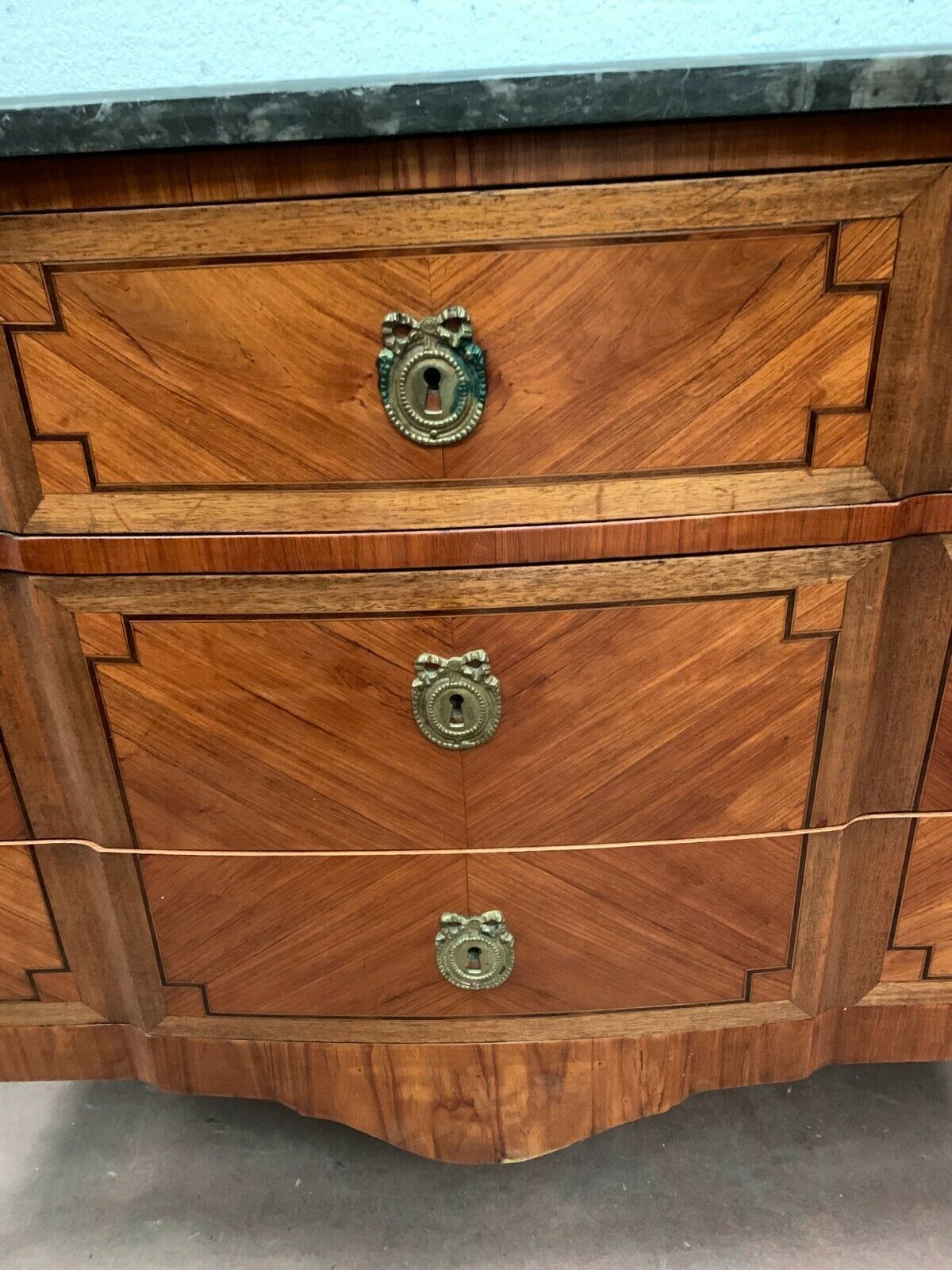 Transition Style Chest Of Drawers In Rosewood And Amaranth Veneer, 20th Century photo Furniture