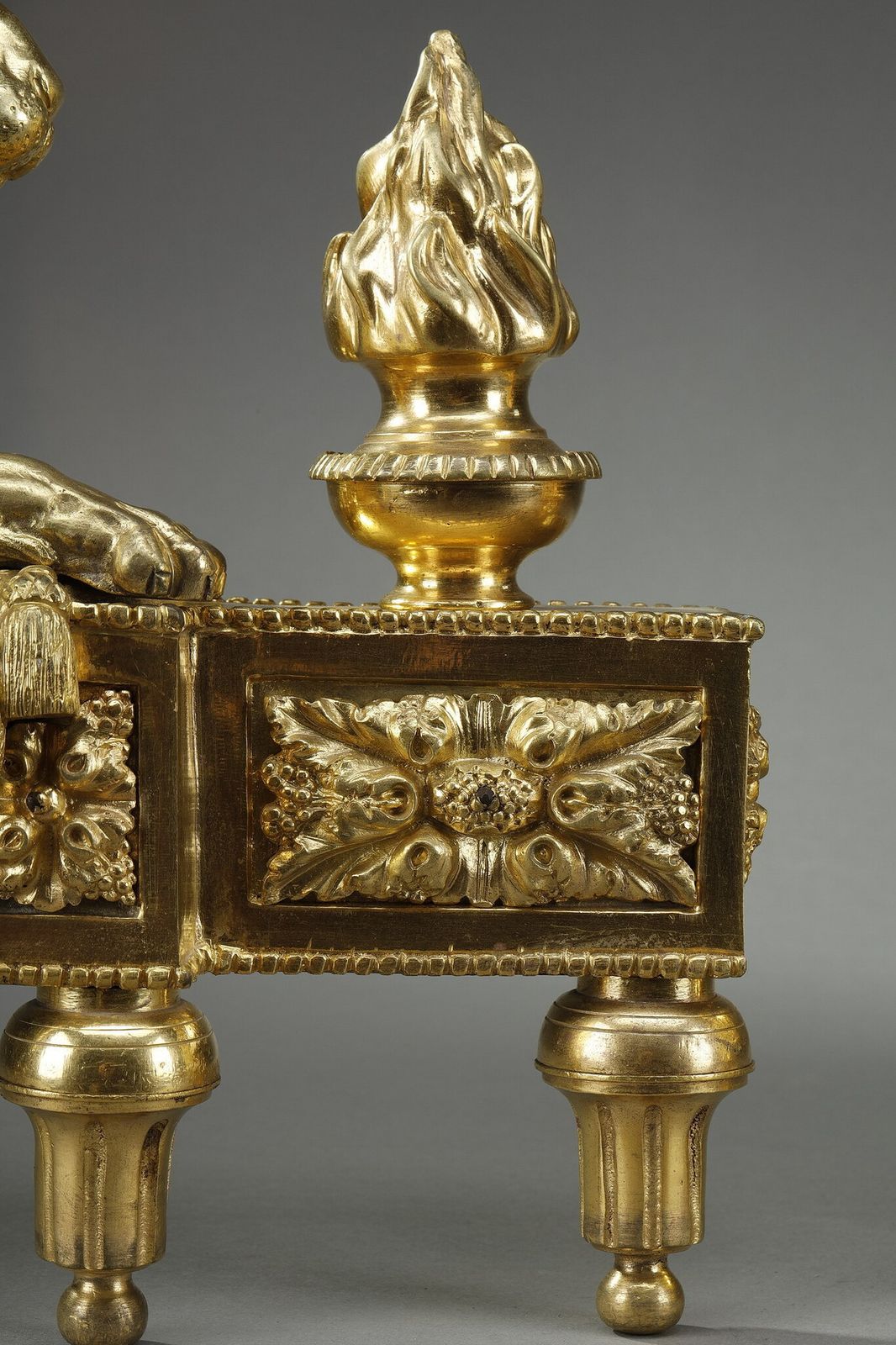 photo vintage Pair Of Andirons With Lions In Bronze Chased And Gilded