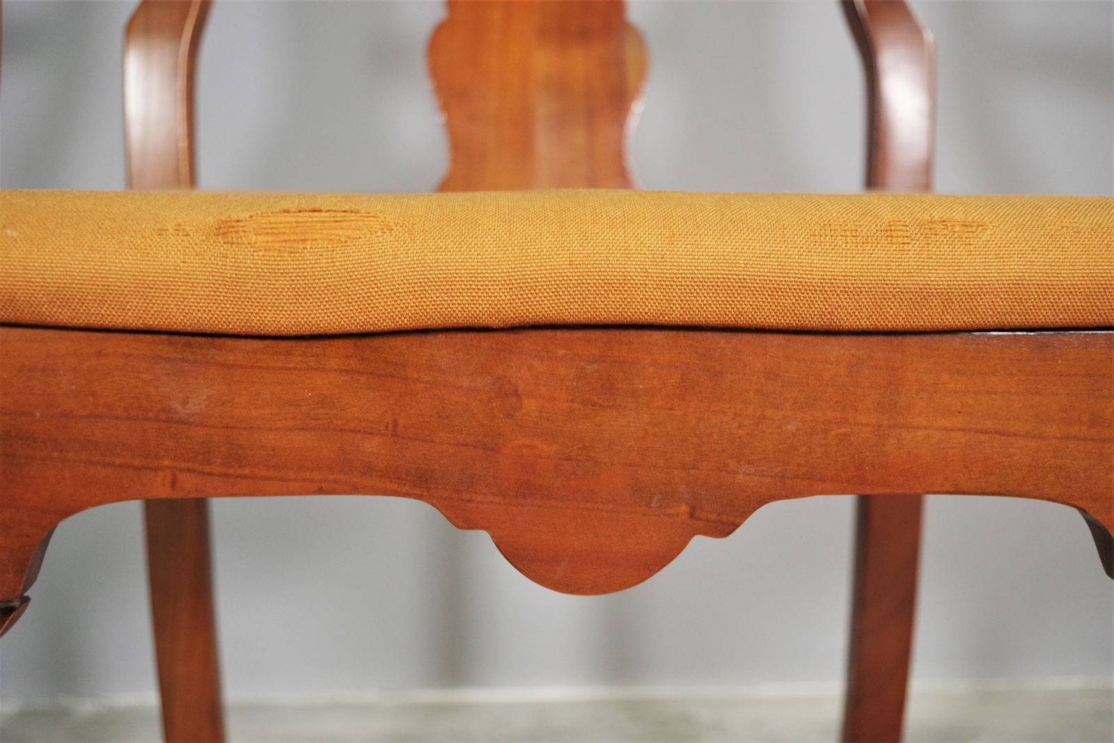 photo vinterior Original Antique Queen Anne Armchair, In Mahogany And Leather