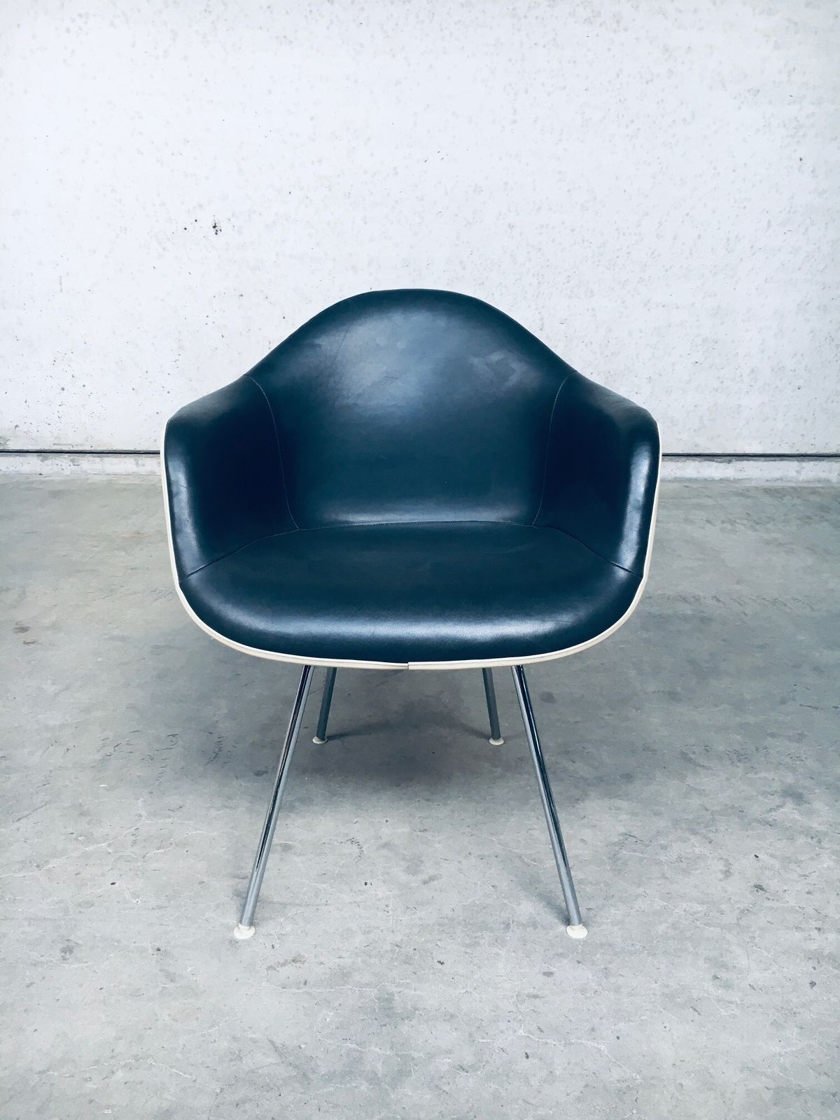 Mid Century Zwartleren Dax Fauteuil Van Charles En Ray Eames Voor Herman Miller, Ca. Jaren 1960 photo vinterior