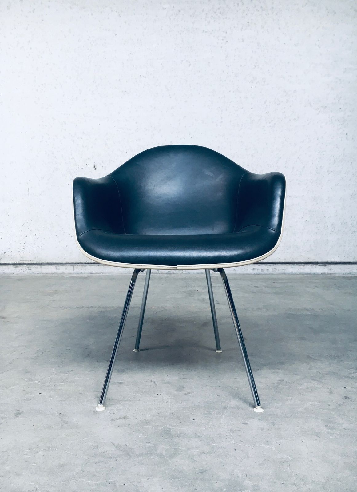Mid Century Zwartleren Dax Fauteuil Van Charles En Ray Eames Voor Herman Miller, Ca. Jaren 1960 photo buy