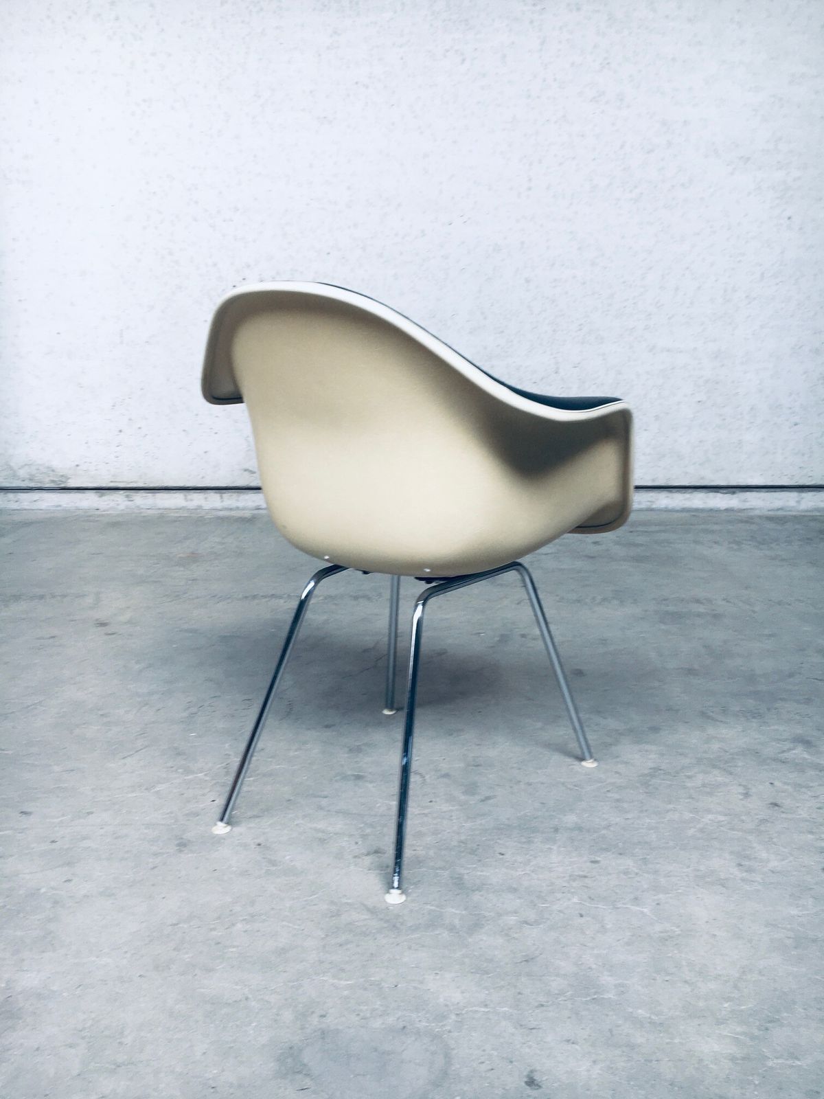 1674.0 Mid Century Zwartleren Dax Fauteuil Van Charles En Ray Eames Voor Herman Miller, Ca. Jaren 1960 photo