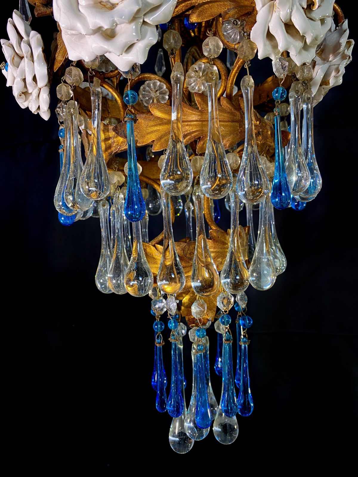 photo vinterior Lovely Chandelier With White Roses And Blue Drops, Murano, 1950s