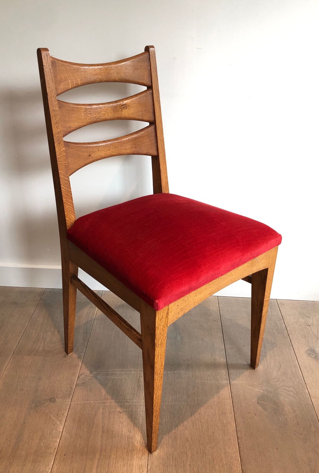 photo vinterior Suite Of 6 Oak Chairs And Red Velvet Seats