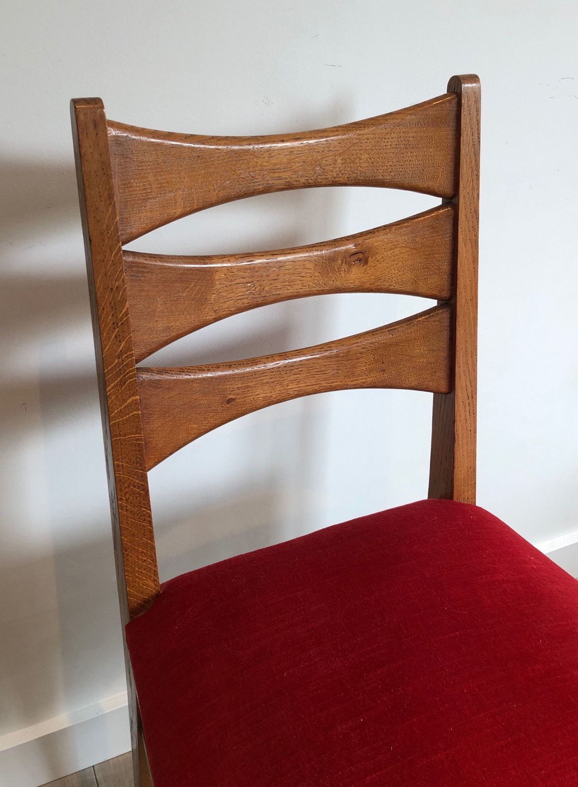 photo vintage Suite Of 6 Oak Chairs And Red Velvet Seats