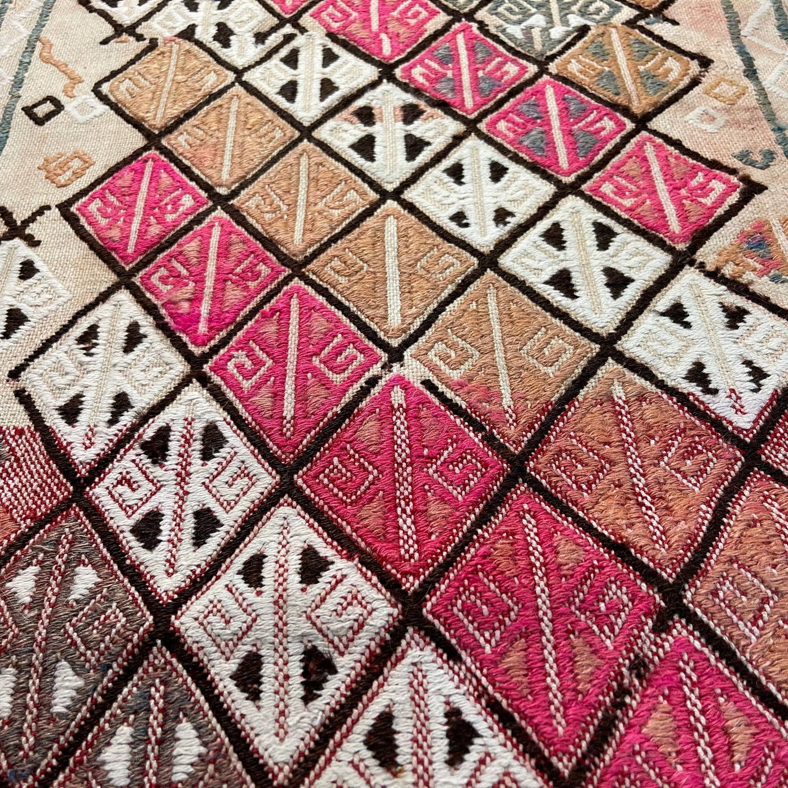 photo furniture Traditional Turkish Mini Kilim Rug , Vintage Anatolian Turkish Kilim Rug , 90 X 44 Cm