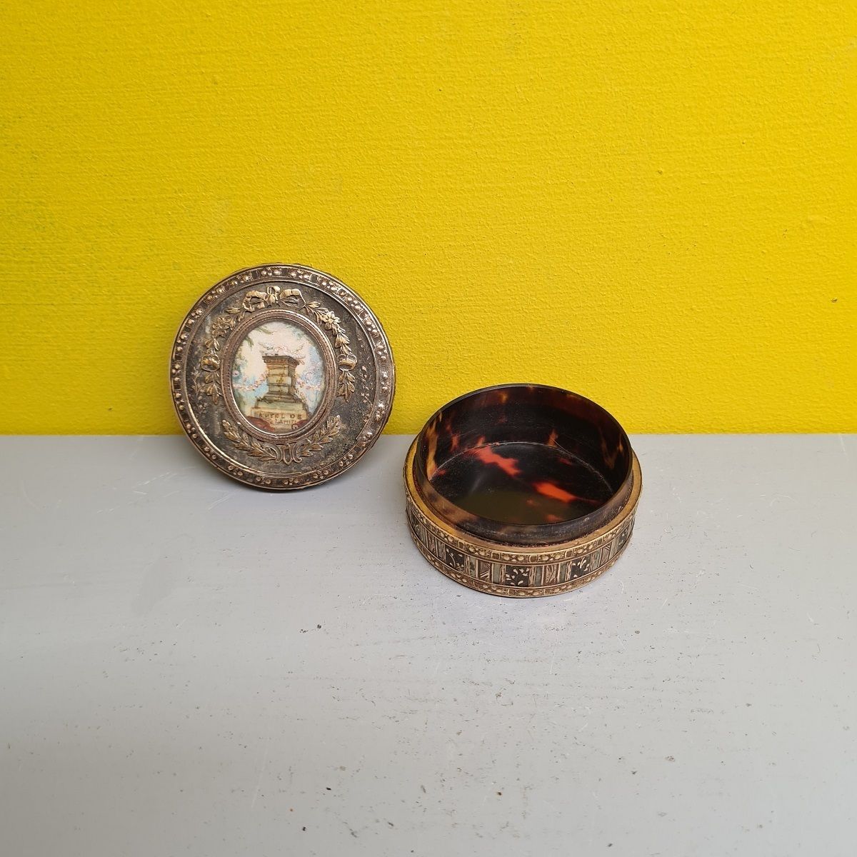 French Louis XV Gold And Tortioseshell Snuffbox, 18th Century. photo vinterior