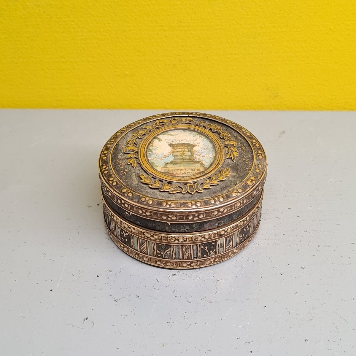 French Louis XV Gold And Tortioseshell Snuffbox, 18th Century.