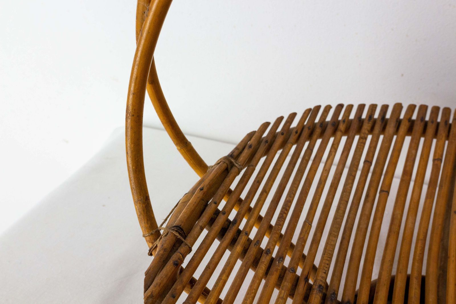 Coupe de table mid-century en osier, France photo vinterior