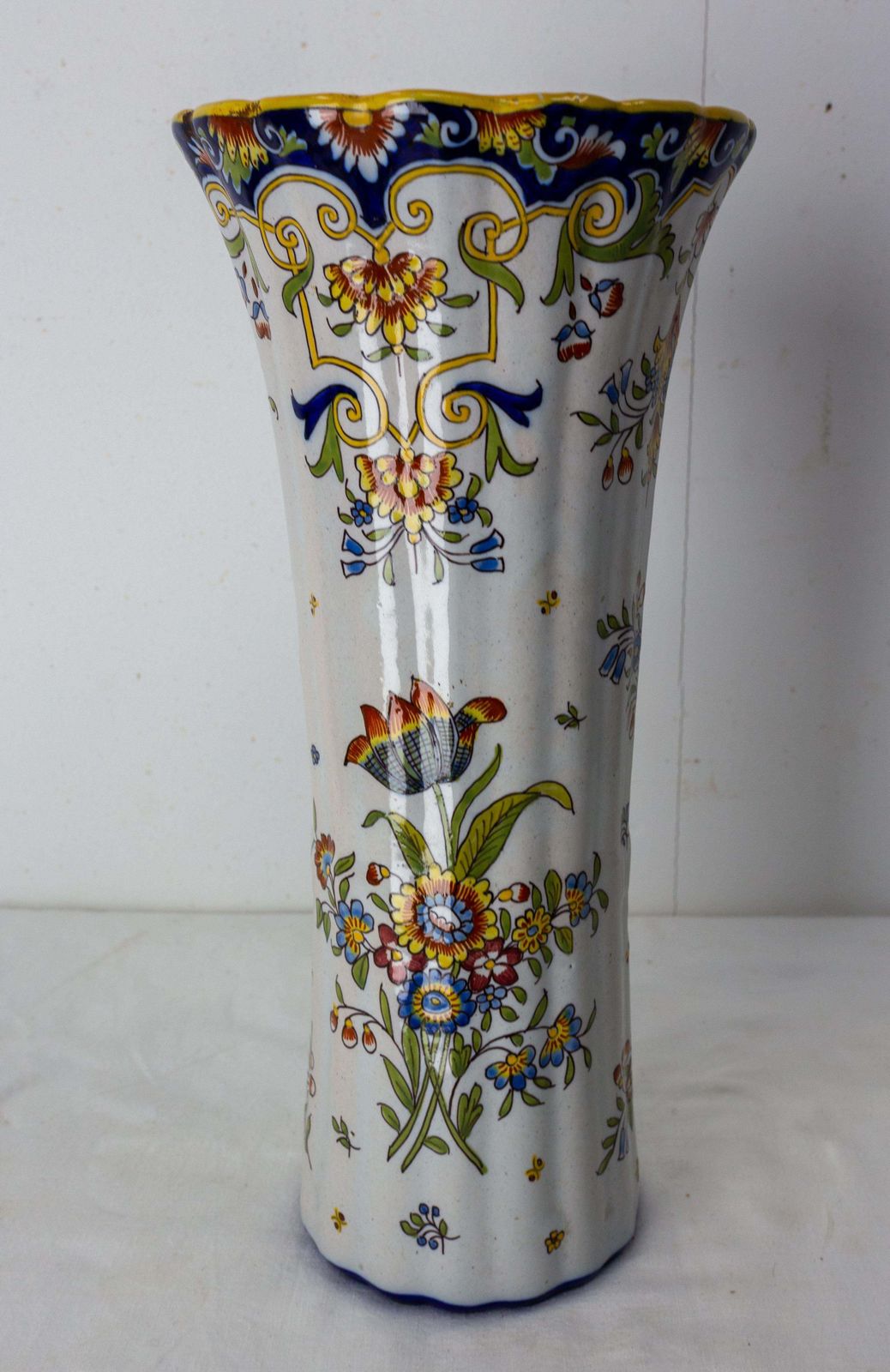 Vase en faïence Vieux Rouen à décors végétaux Art Nouveau, vers 1900 photo furniture