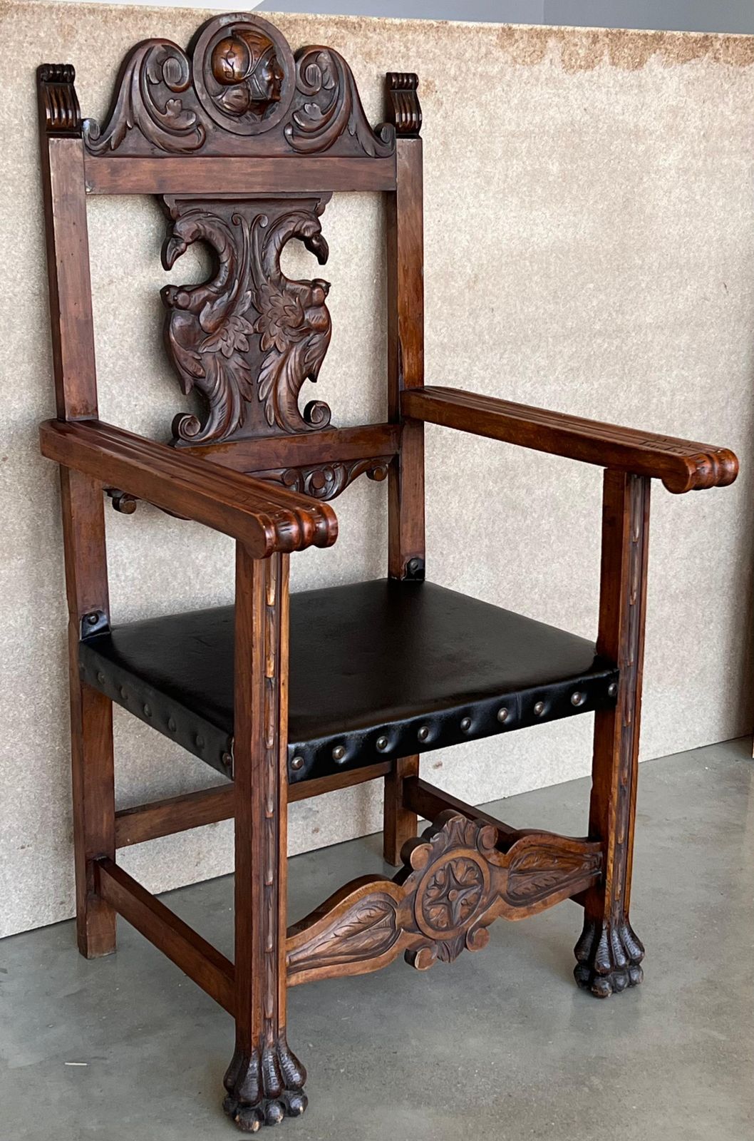 Fauteuil d'époque XIXe siècle en noyer sculpté, pieds tournés et griffes sculptées photo furniture