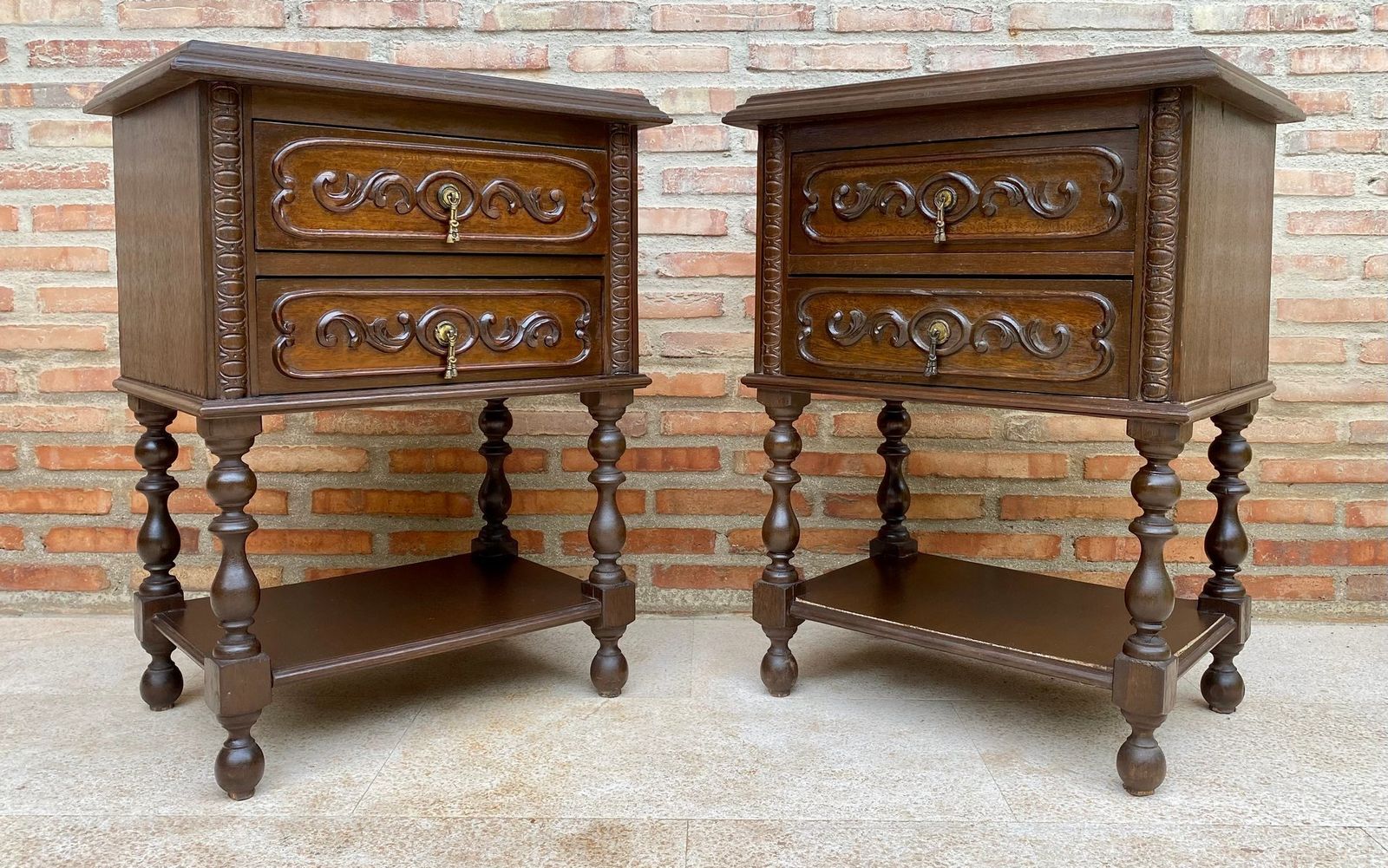 Franse nachtkastjes van gesneden walnoot, twee lades en plank, set van 2 photo furniture