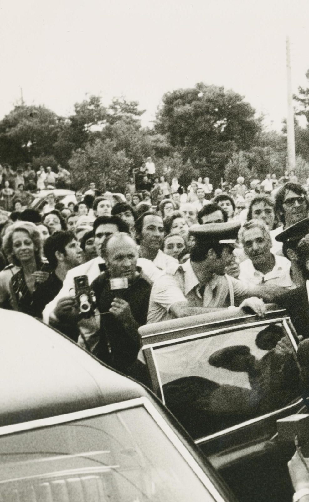 Jackie Kennedy; People; Crowd; 1970s, 20,2 X 29,9 Cm 1970s photo for sale
