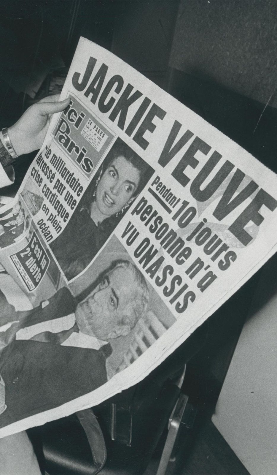Jackie Kennedy; Newspaper; Photography, France, 20,2 X 29,8 photo furniture