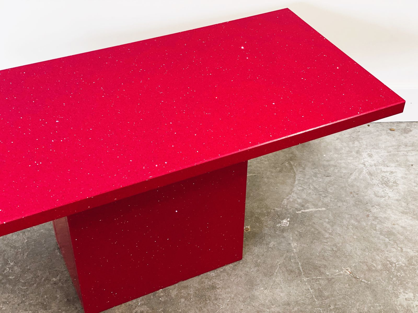 Vintage Salontafel Van Rood Graniet. photo vinterior