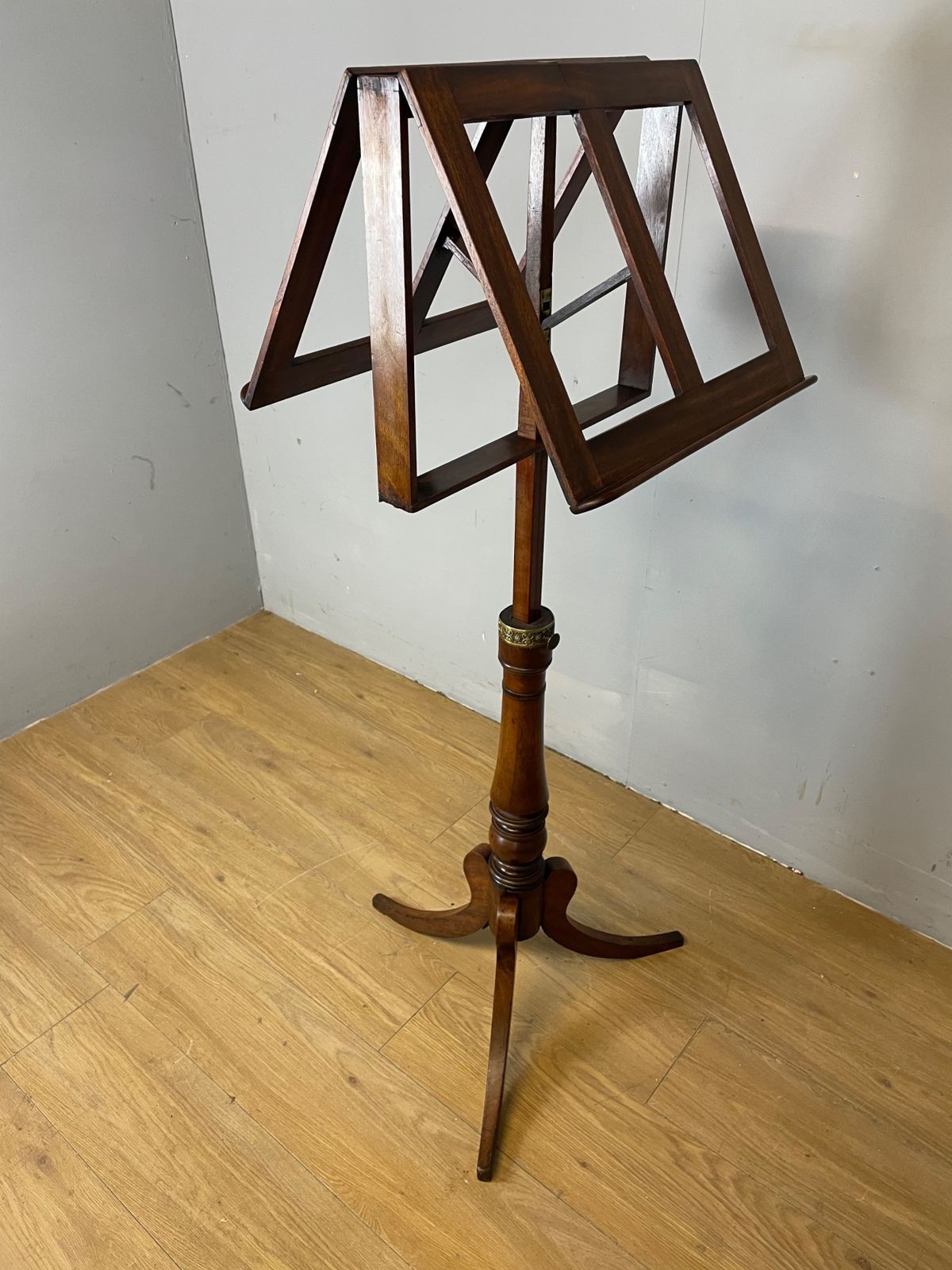 photo furniture C19th Mahogany Duet Stand On Tripod Base
