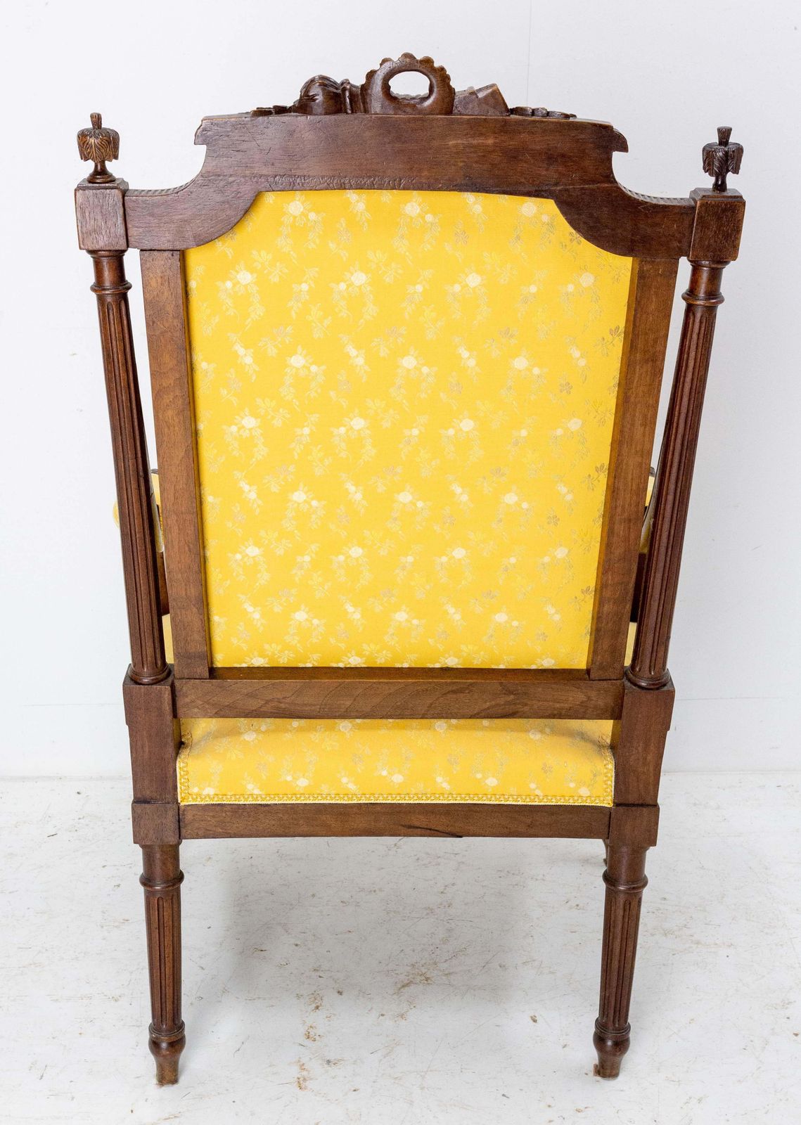Fauteuil Louis XVI en noyer, style revival, France, fin du XIXe siècle, à retapisser photo vinterior