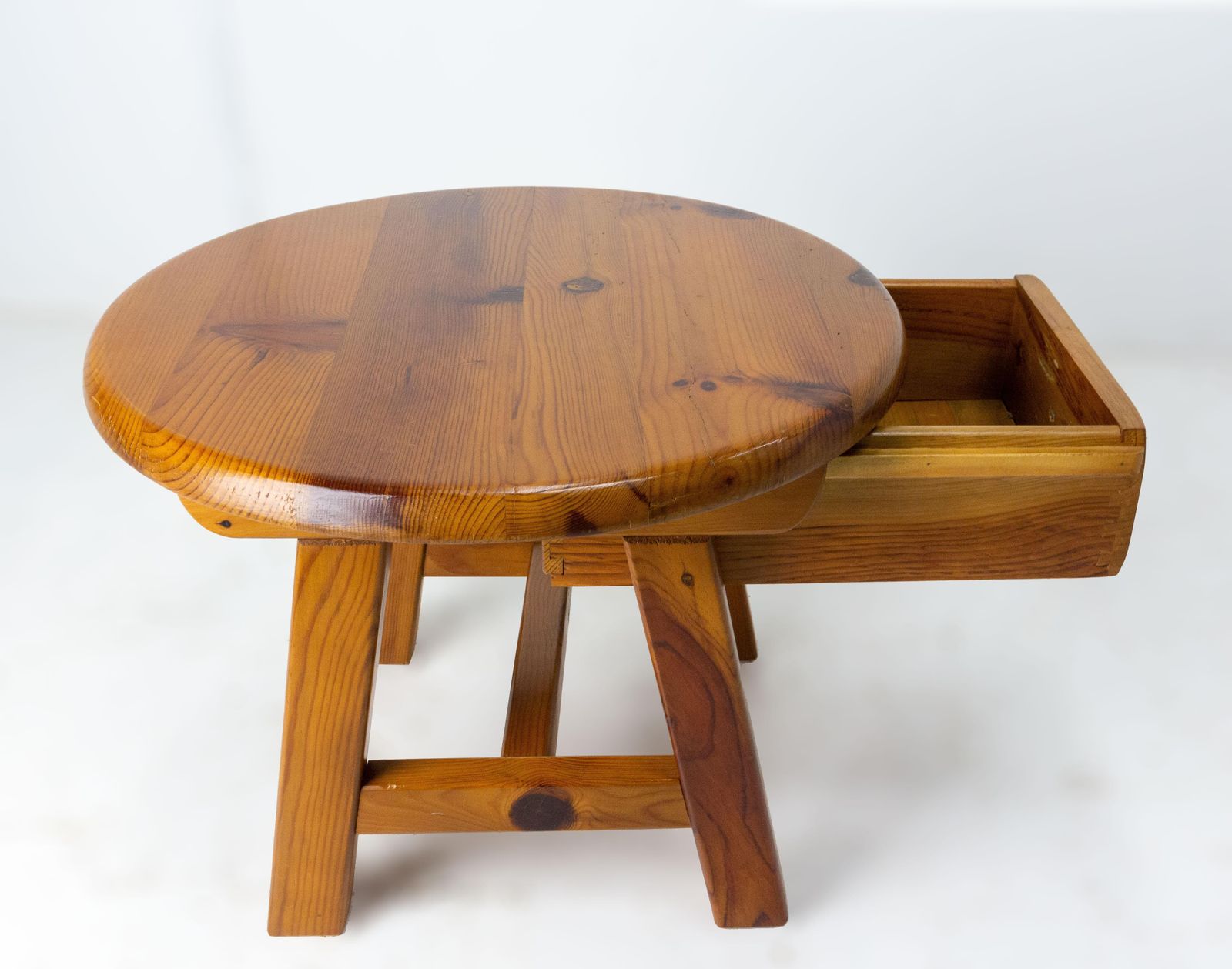 Table basse ronde française en pin avec tiroir, table de chevet, vers 1970 photo vintage