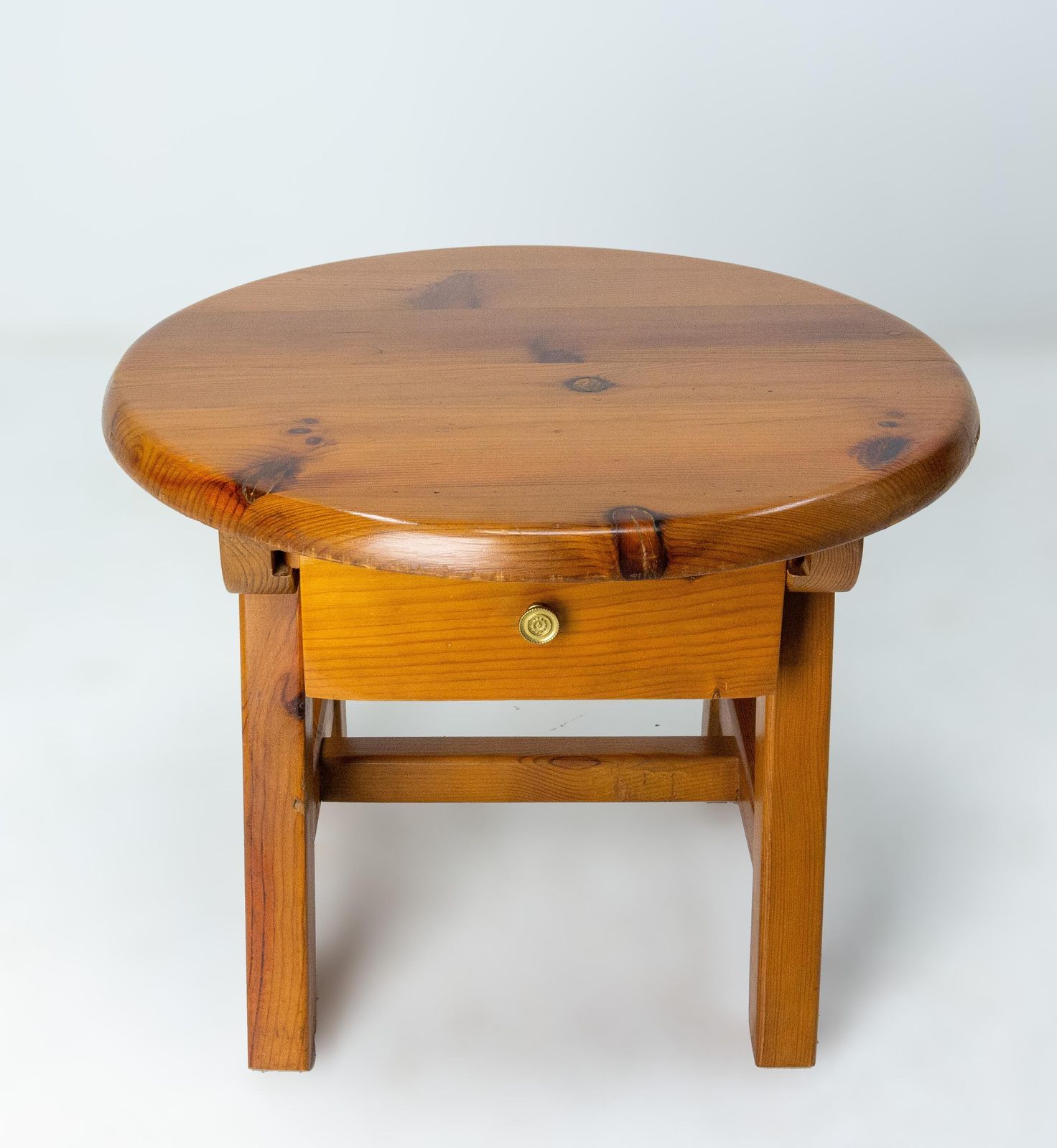 photo furniture Table basse ronde française en pin avec tiroir, table de chevet, vers 1970
