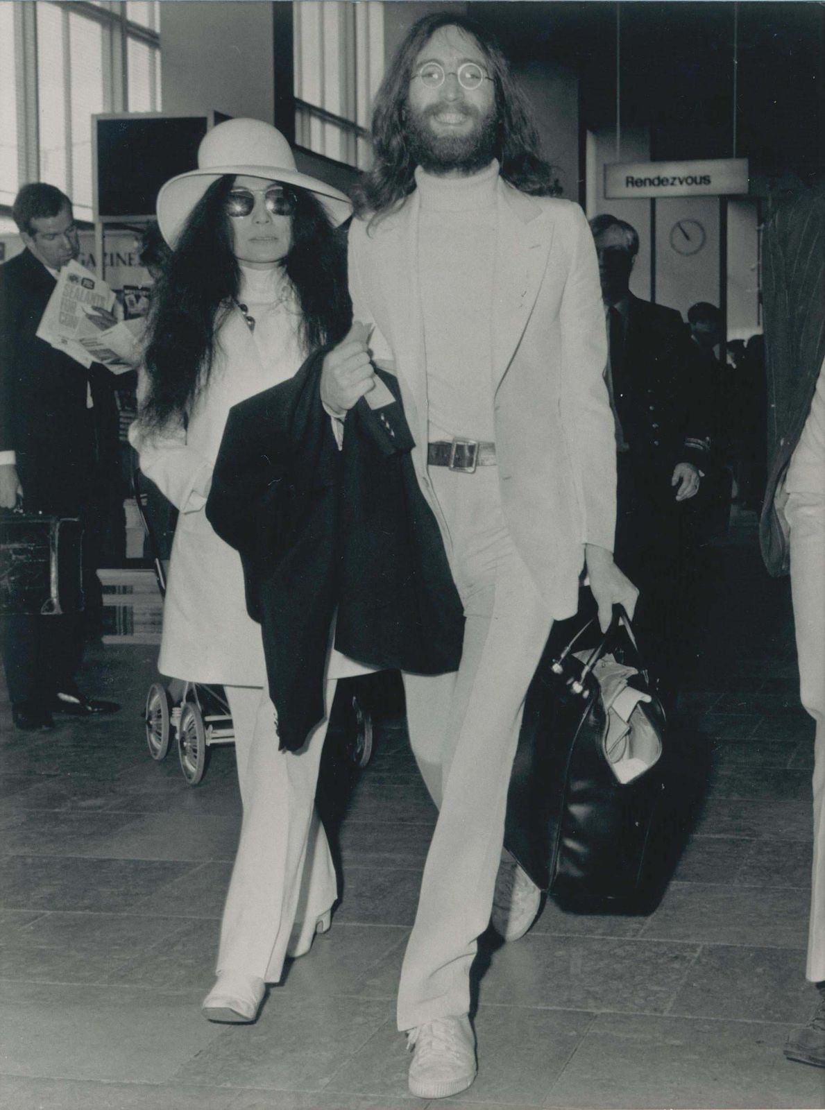 John Lennon And Yoko Ono, Black And White Photography, 1970s, 23,7 X 17,7