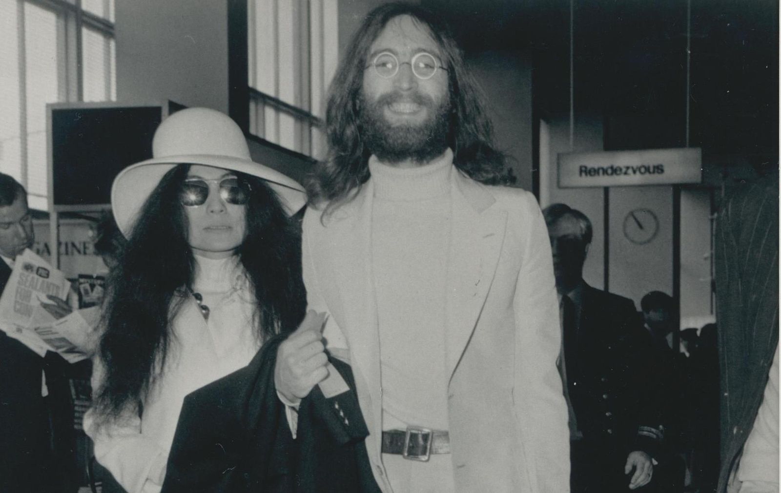 John Lennon And Yoko Ono, Black And White Photography, 1970s, 23,7 X 17,7 photo furniture