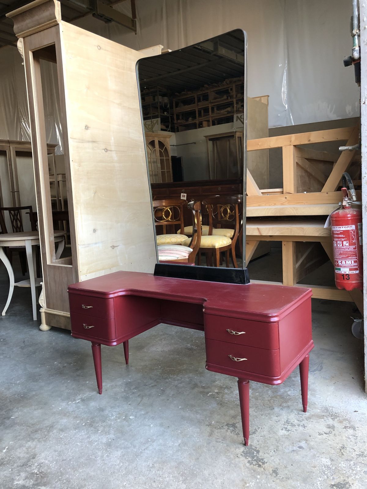 Bordeaux Consolle With 50s Mirror