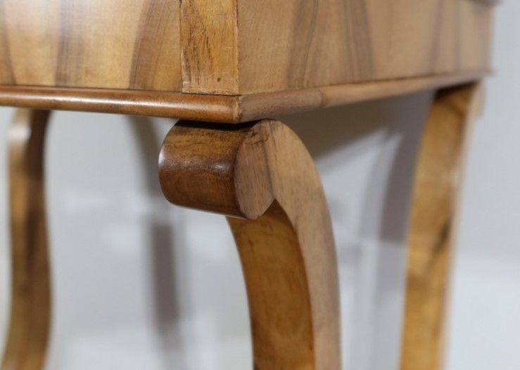 photo vinterior Small Walnut Salon Table, Restoration Period, Early 19th Century