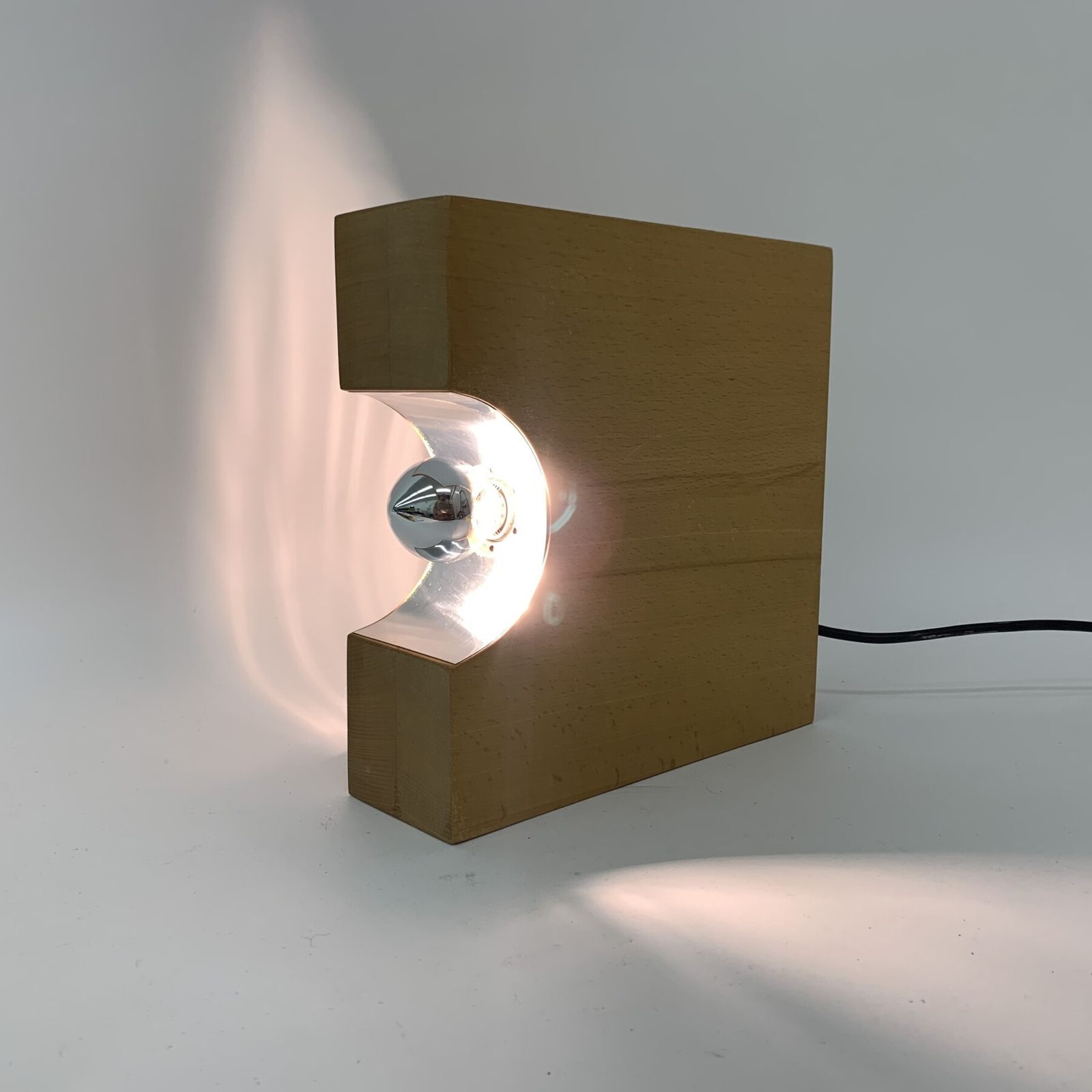 Mid Century Design Tafellamp Van Massief Hout, Jaren 1970, Minimalistisch photo Verlichting