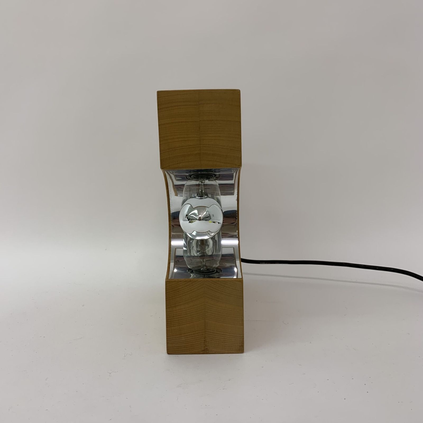 Verlichting Mid Century Design Tafellamp Van Massief Hout, Jaren 1970, Minimalistisch photo