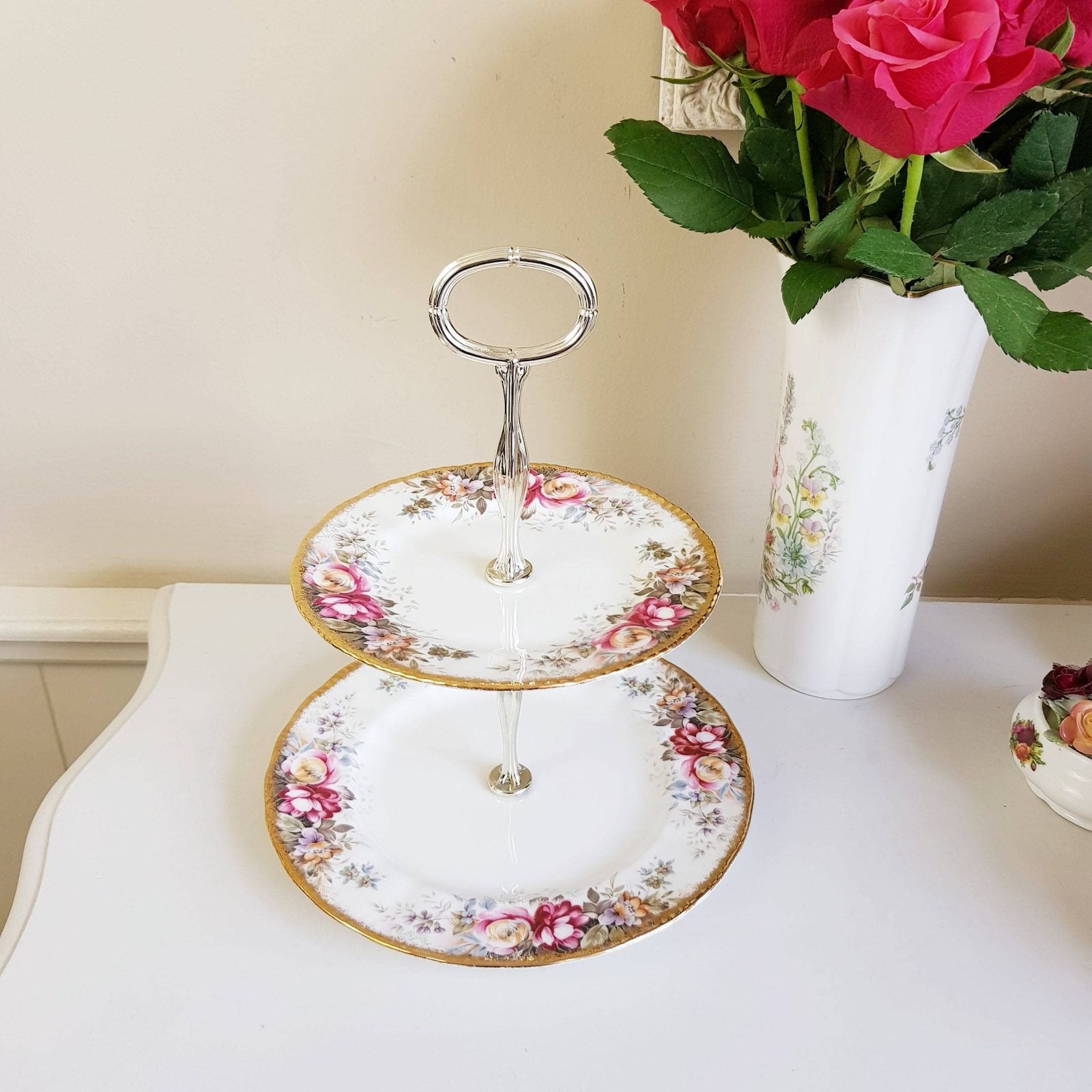 Vintage Queen Anne, Summer Rose Patroon, Fijn Beenderporselein, Tweelaagse Koekjes , Muffin  En Cakestandaard photo 175.0