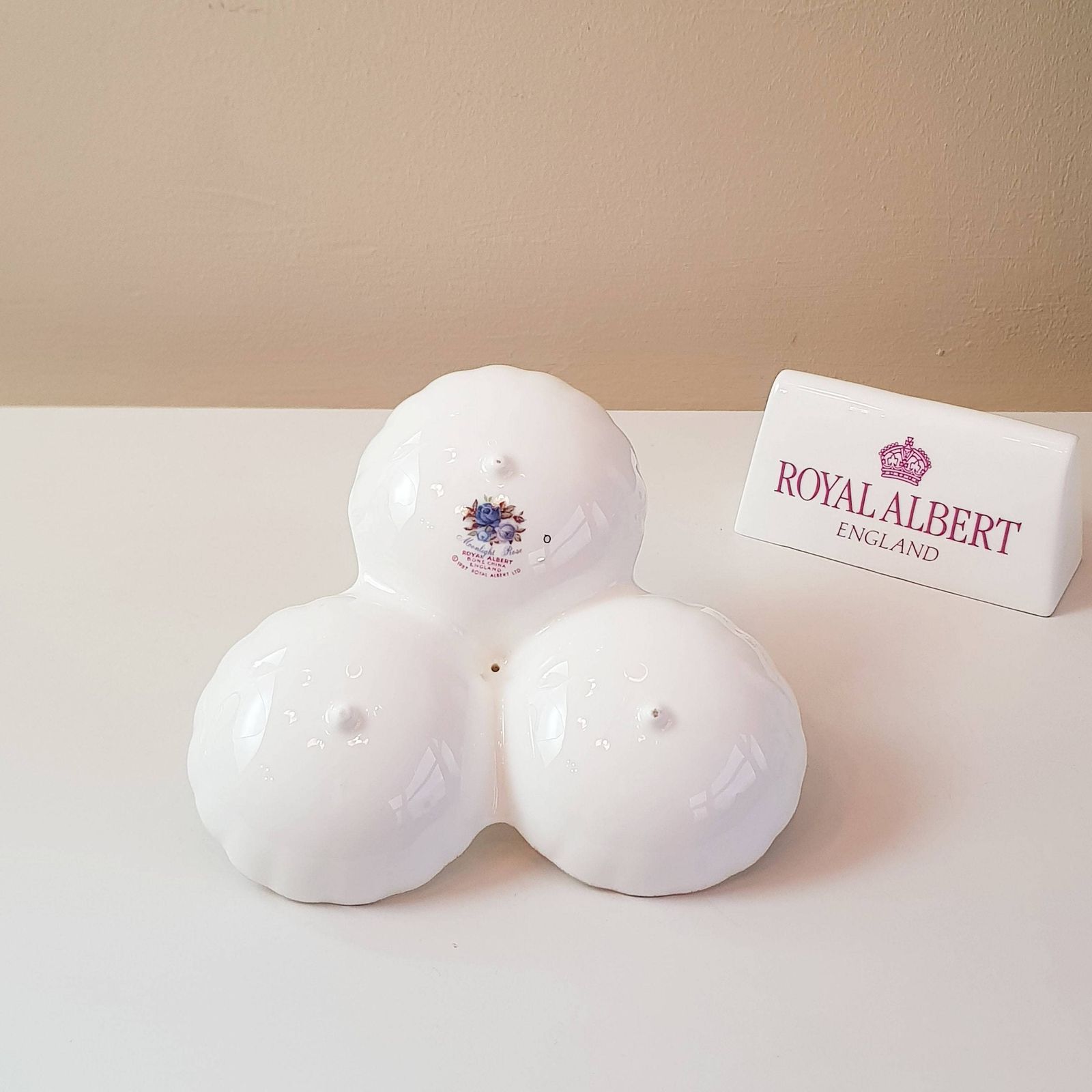 Royal Albert 'Moonlight Rose' Porseleinen Bord, Moonlight Rose Trefoil Dish, Ltd 1987 photo 164.0