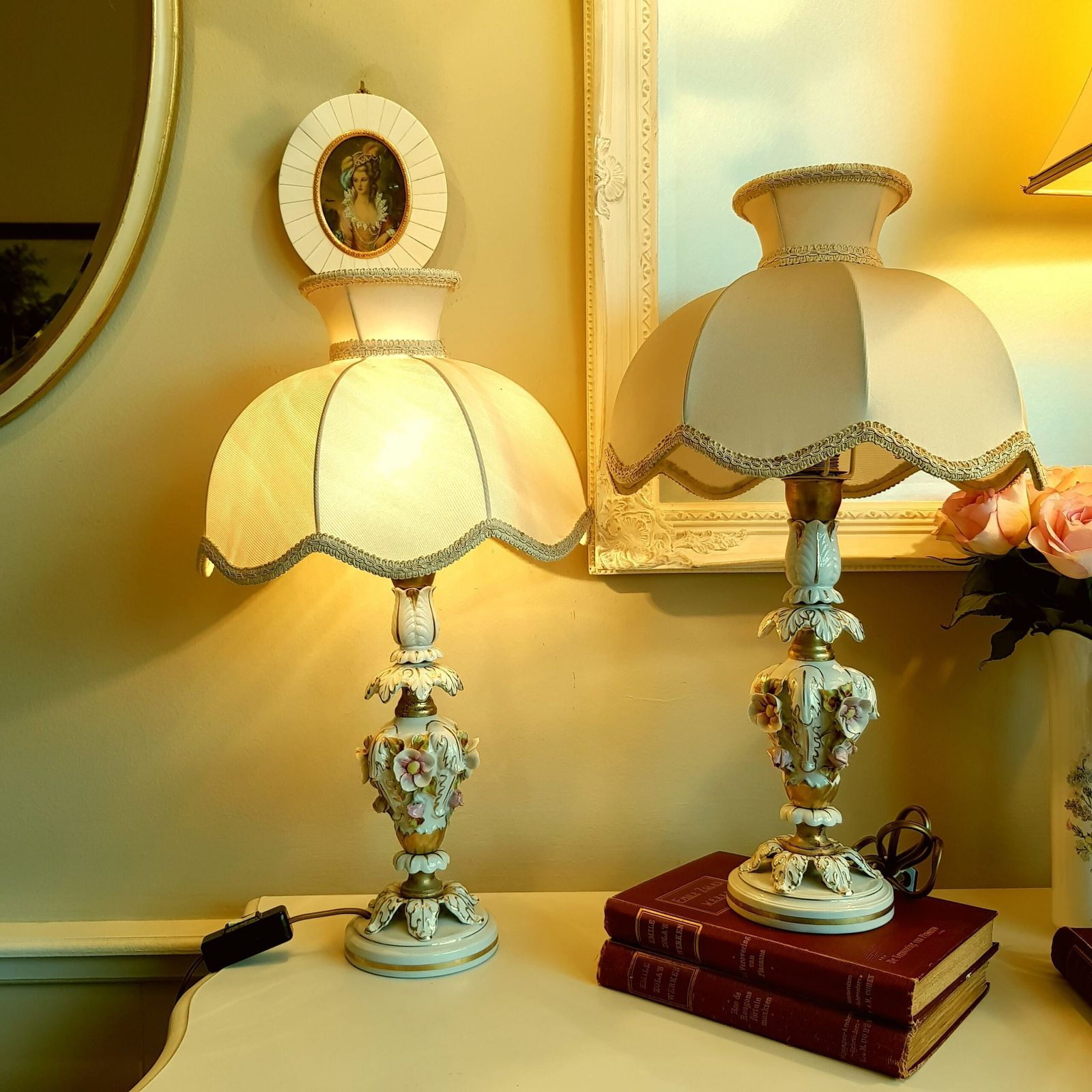 Fraai Paar Capodimonte Porseleinen Tafellampen Met Kleine Roze Rozen – Verlichting Voor Thuis, Nachtkastlampen photo furniture
