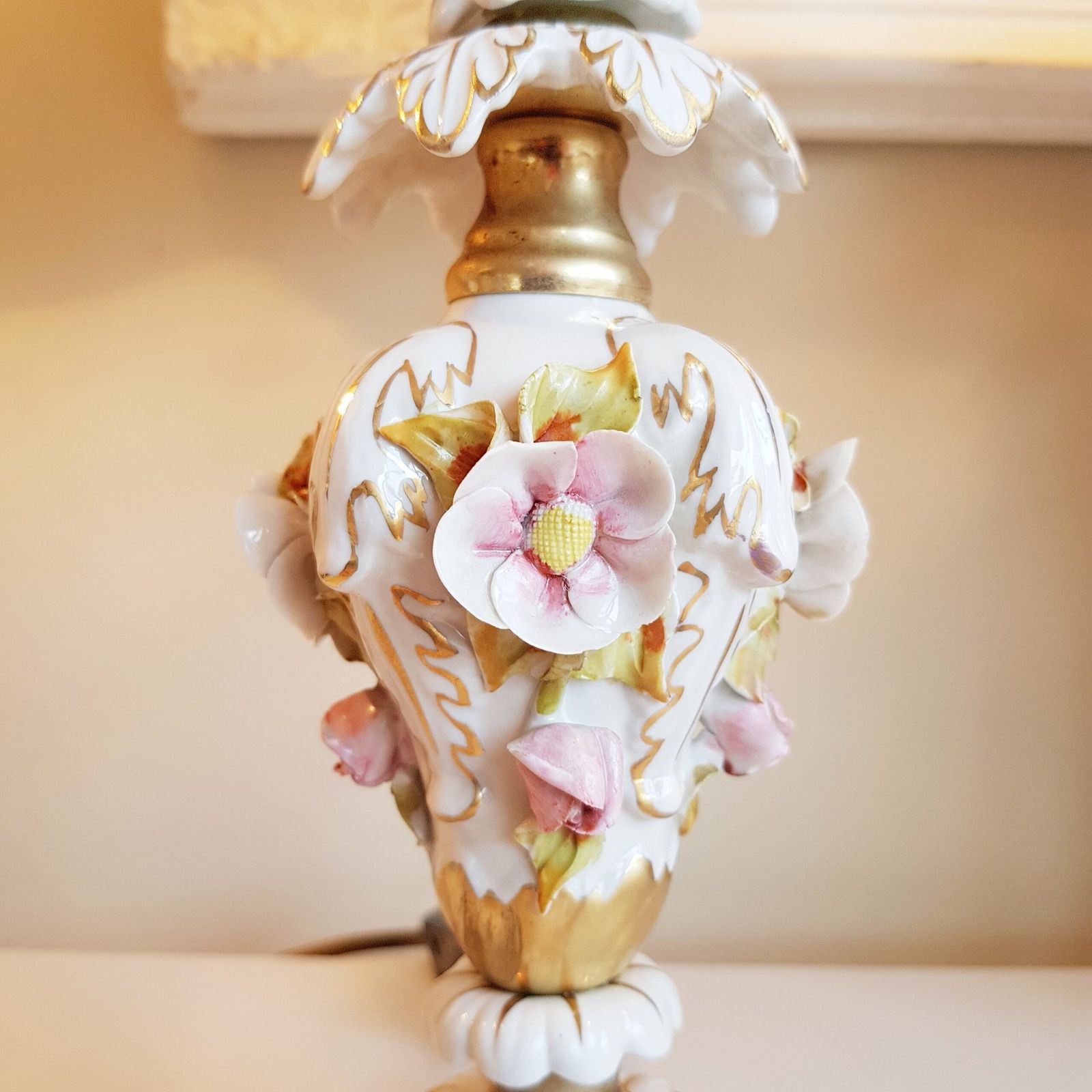 Fraai Paar Capodimonte Porseleinen Tafellampen Met Kleine Roze Rozen – Verlichting Voor Thuis, Nachtkastlampen photo Verlichting