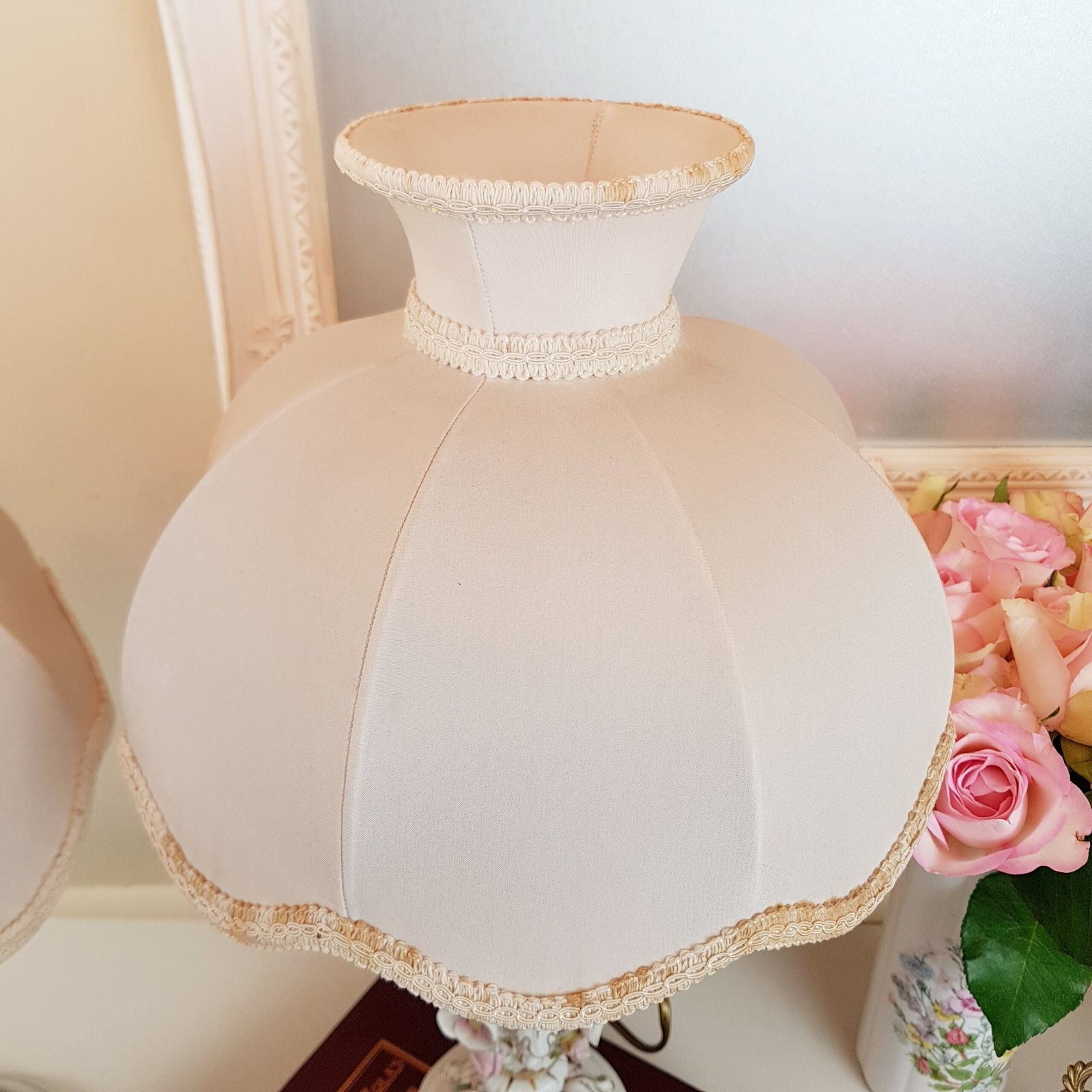 photo furniture Fraai Paar Capodimonte Porseleinen Tafellampen Met Kleine Roze Rozen – Verlichting Voor Thuis, Nachtkastlampen