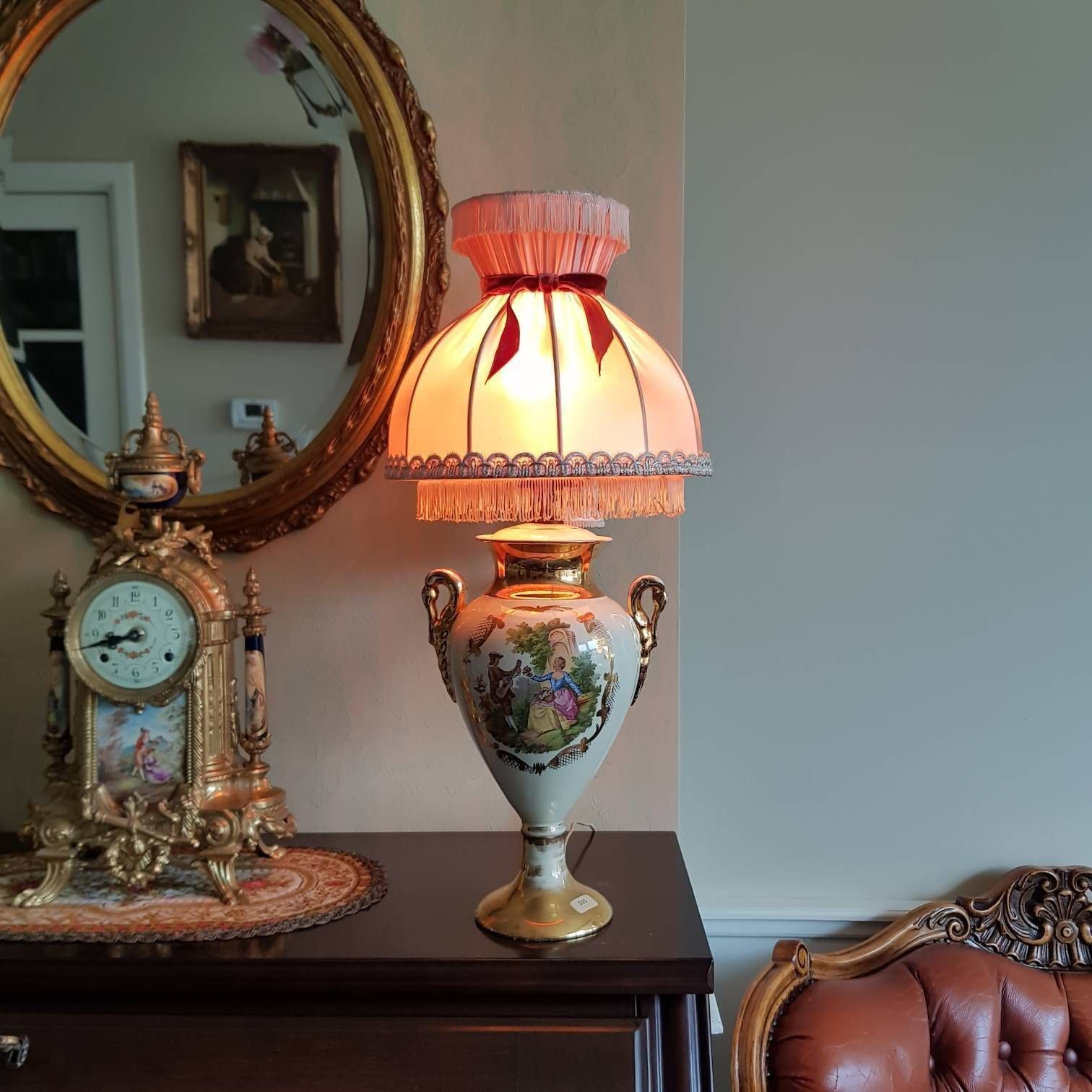 Vintage Tafellamp Met Fragonard Scène, Gemaakt In Italië photo for sale