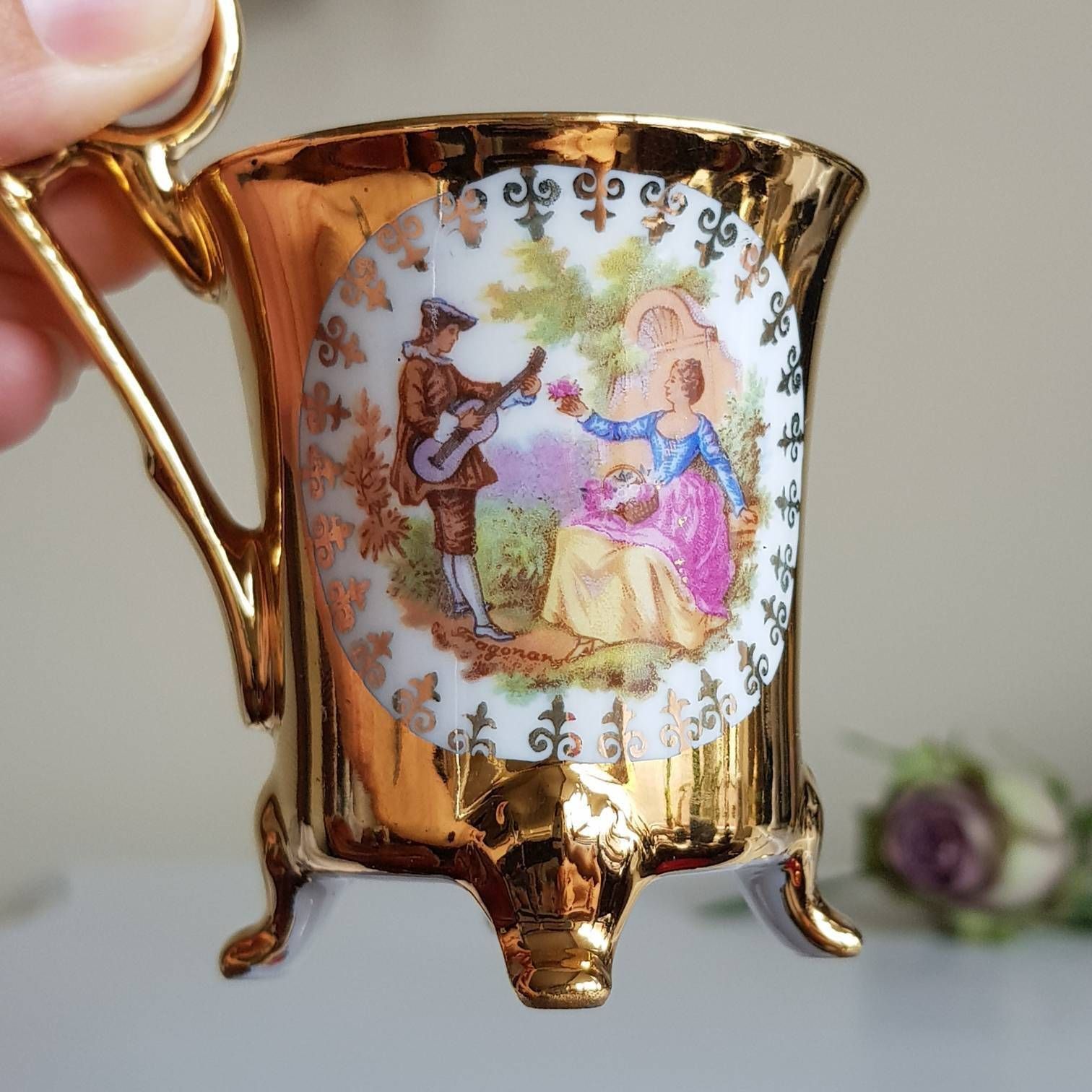 Vintage Porseleinen Set, Fragonard Taferelen, Fijn Porselein, Demitasse Kopje En Schotel, 4 Pootjes, 22 Karaat Goud, Cadeau Idee photo for sale