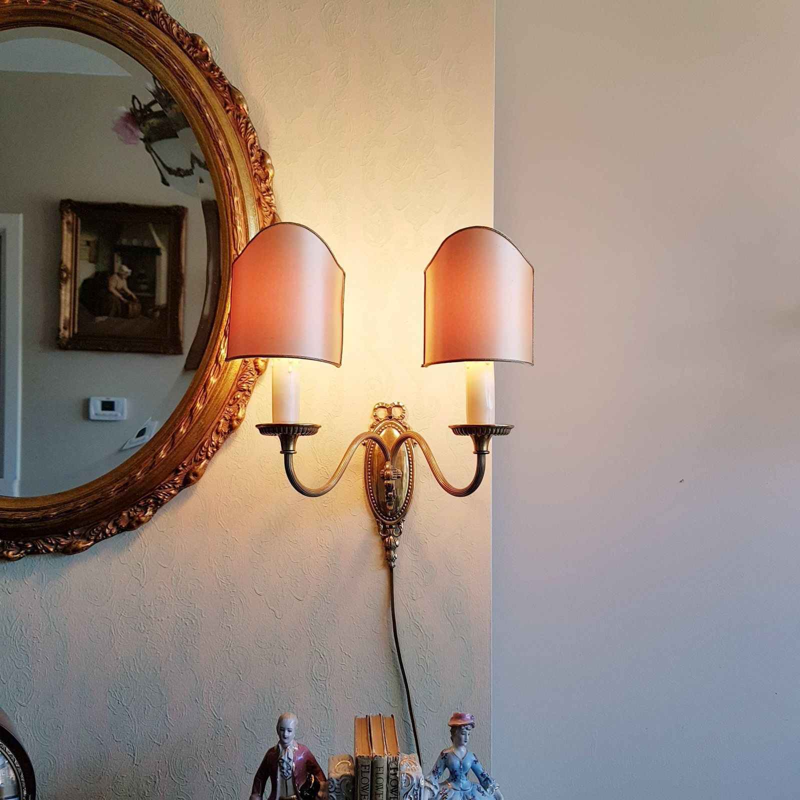 photo furniture Wandlamp Met 2 Armen, Brons Met Kappen, Strikmodel, 18e Eeuwse Stijl