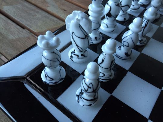 photo furniture Italian Murano Glass White And Black Chess Set
